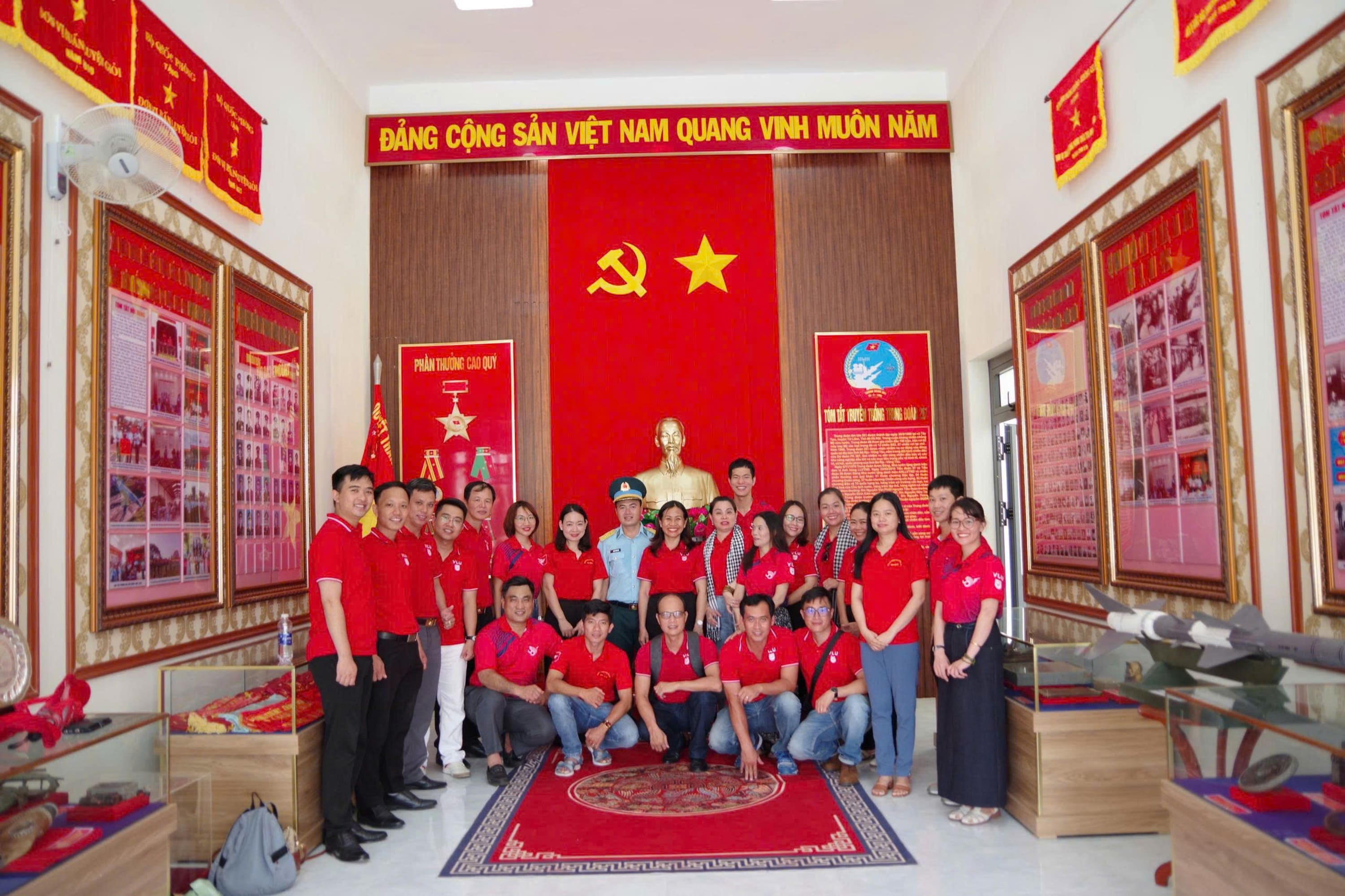 sinh-hoat-chuyen-de-chi-bo-8-tu-hao-que-huong-toi-f.jpg