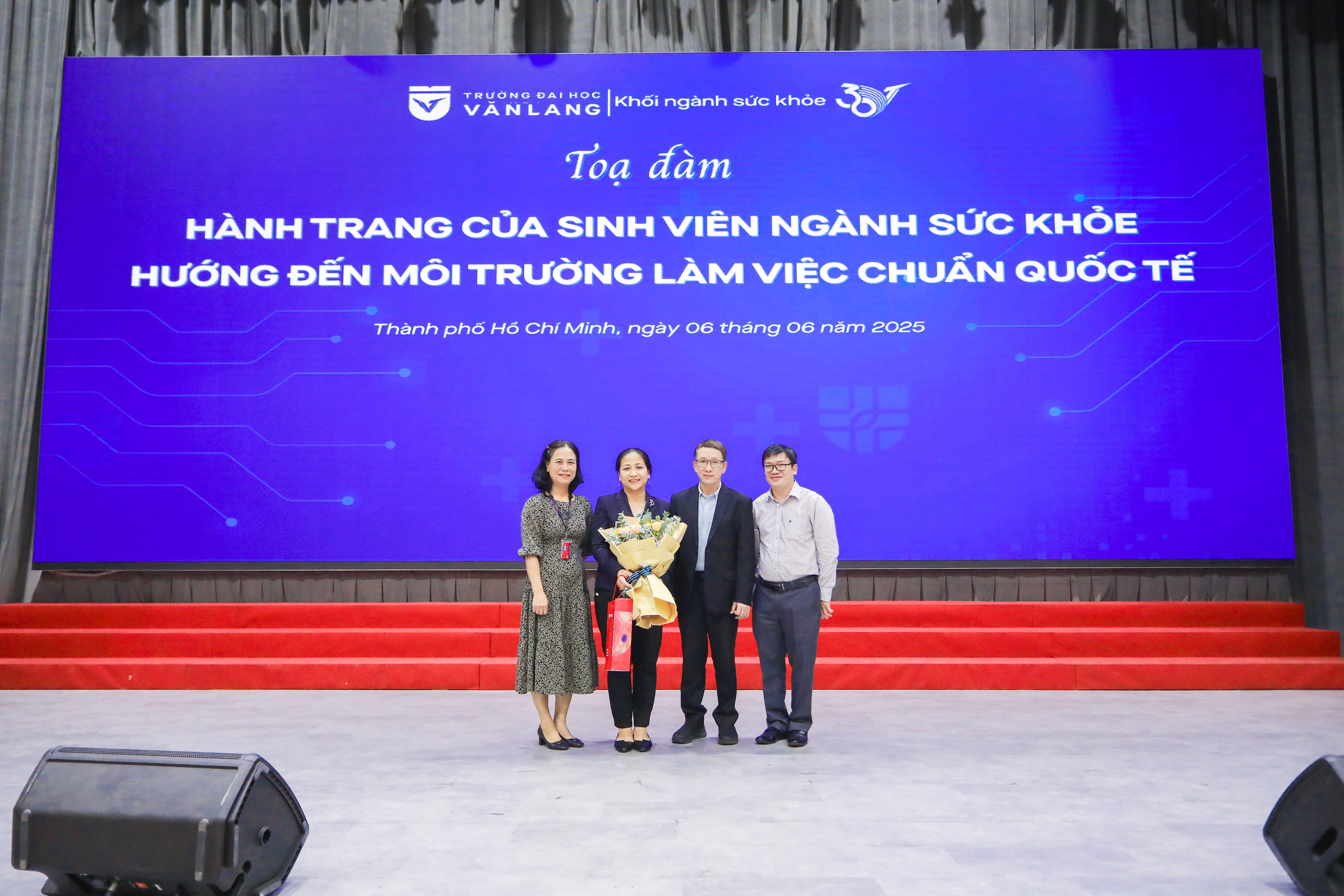 sinh-vien-dieu-duong-van-lang-trang-bi-hanh-trang-chuan-quoc-te-cung-chuyen-gia-b.jpg