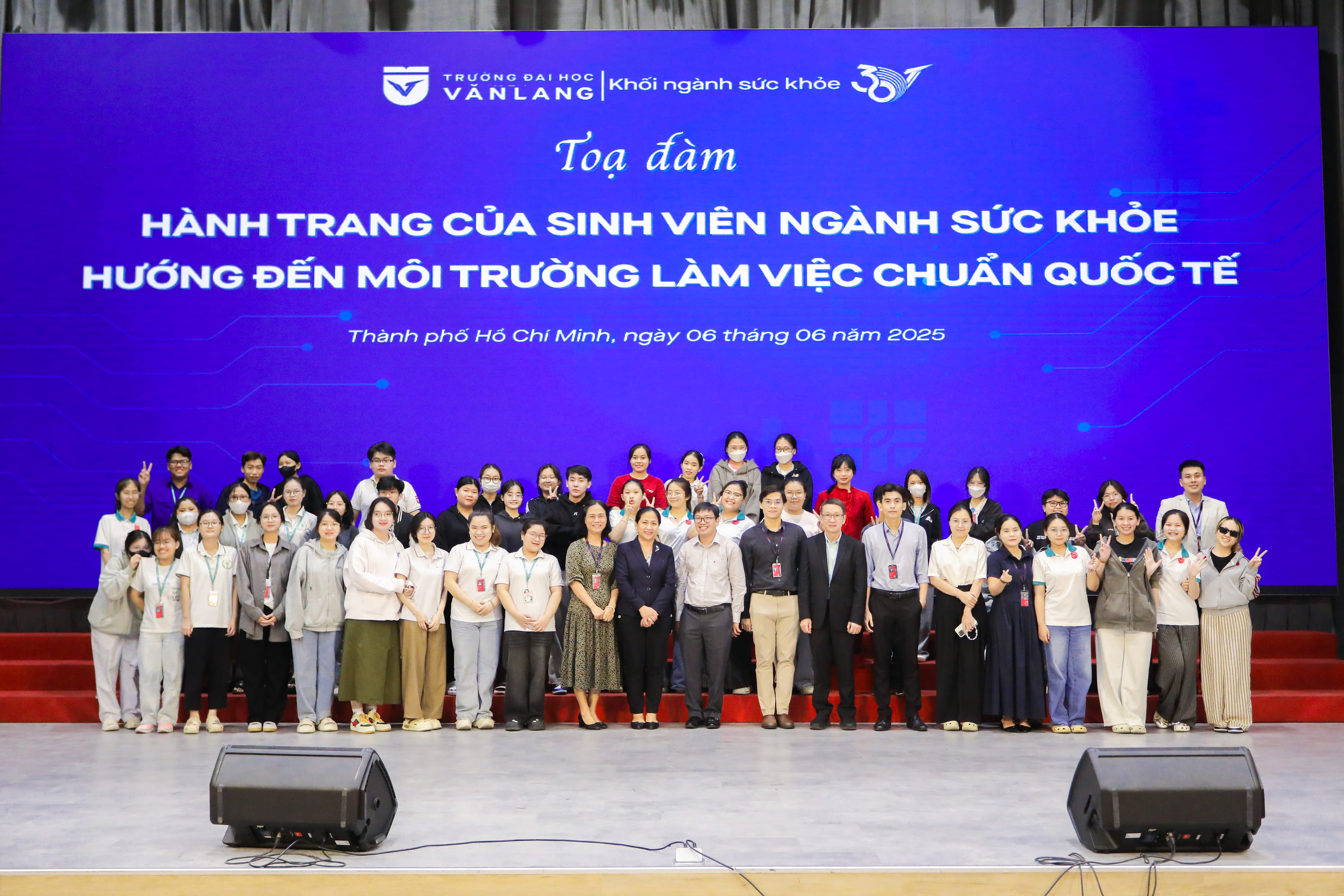 sinh-vien-dieu-duong-van-lang-trang-bi-hanh-trang-chuan-quoc-te-cung-chuyen-gia-d.jpg