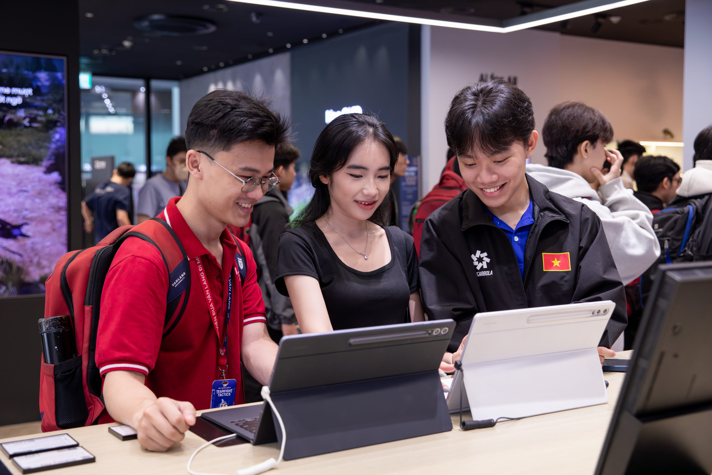 sinh-vien-khoa-cong-nghe-thong-tin-tham-quan-thuc-te-tai-trung-tam-trai-nghiem-samsung-68-d.jpg