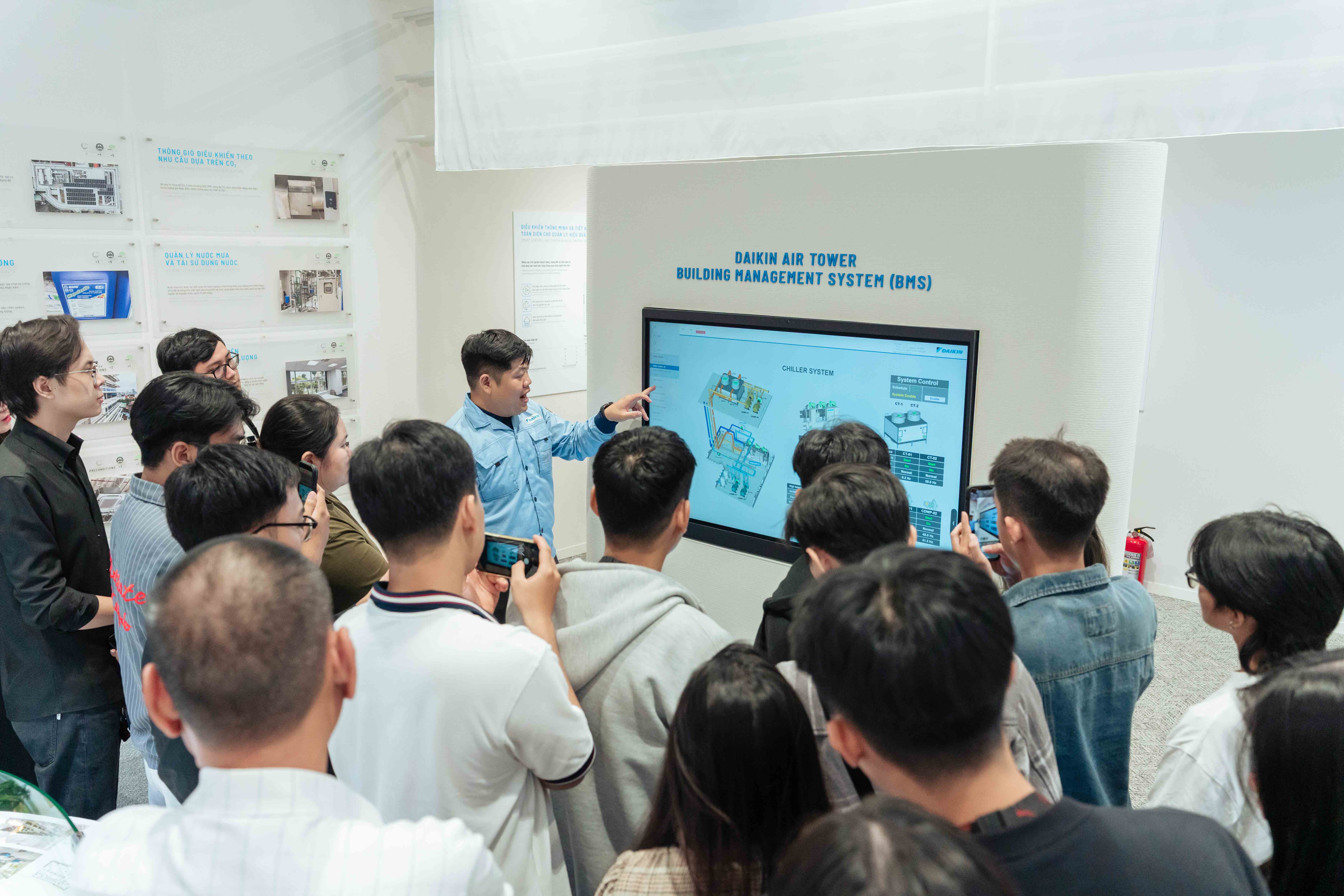 sinh-vien-kien-truc-van-lang-tiep-can-he-thong-ky-thuat-hien-dai-tai-daikin-air-tower-a.jpg