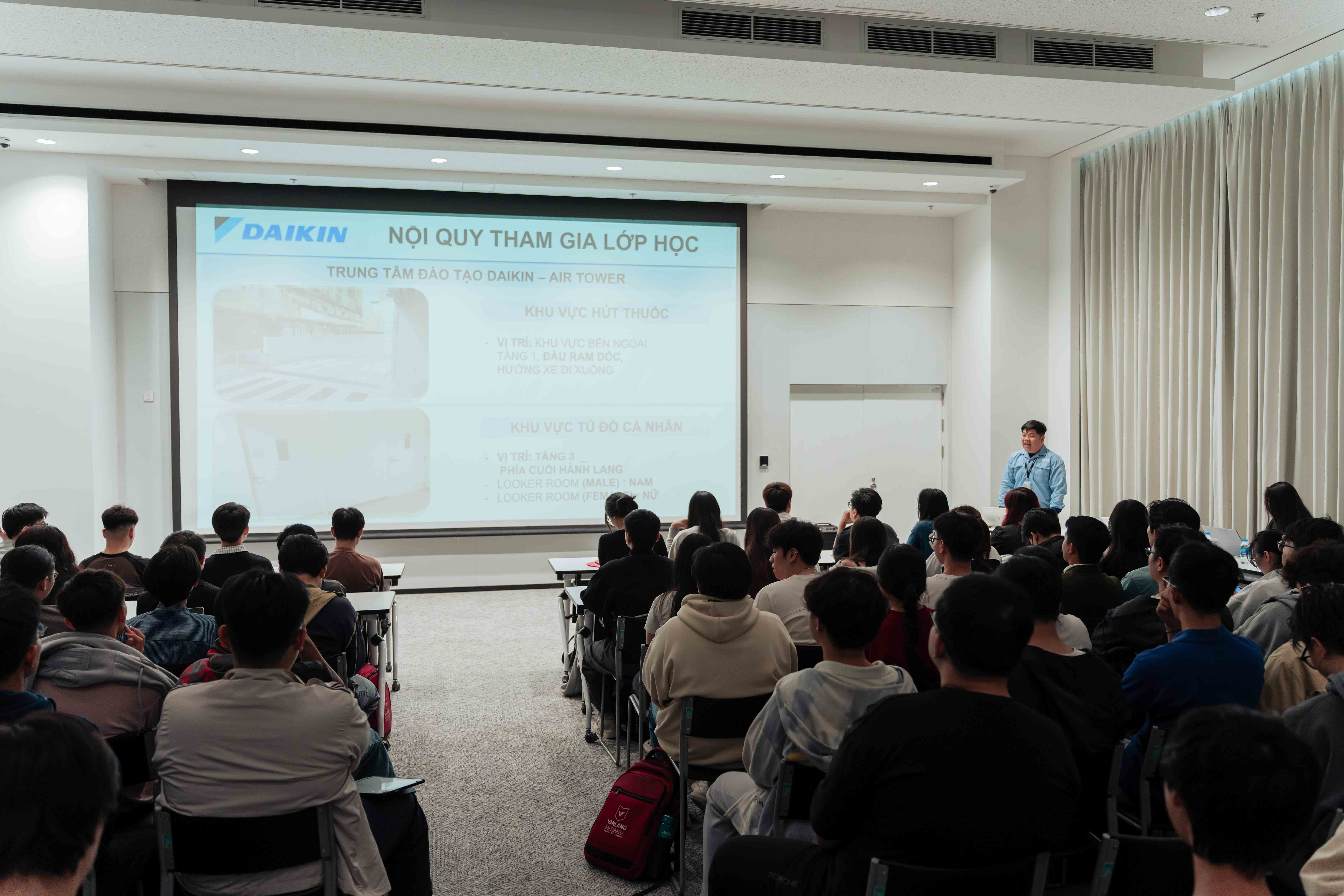 sinh-vien-kien-truc-van-lang-tiep-can-he-thong-ky-thuat-hien-dai-tai-daikin-air-tower-d.jpg