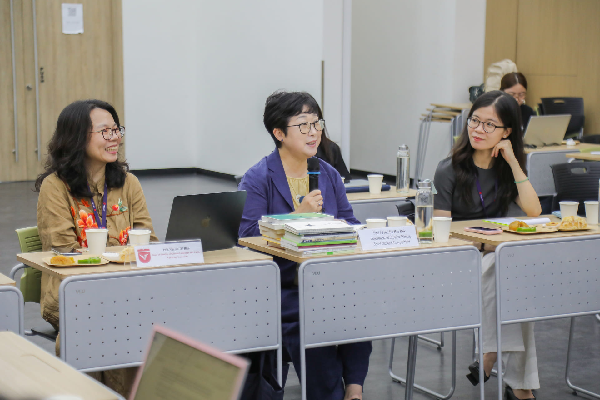 sinh-vien-van-lang-gap-go-gs-ra-heeduk-trong-workshop-bien-dich-van-hoc-a
.jpg