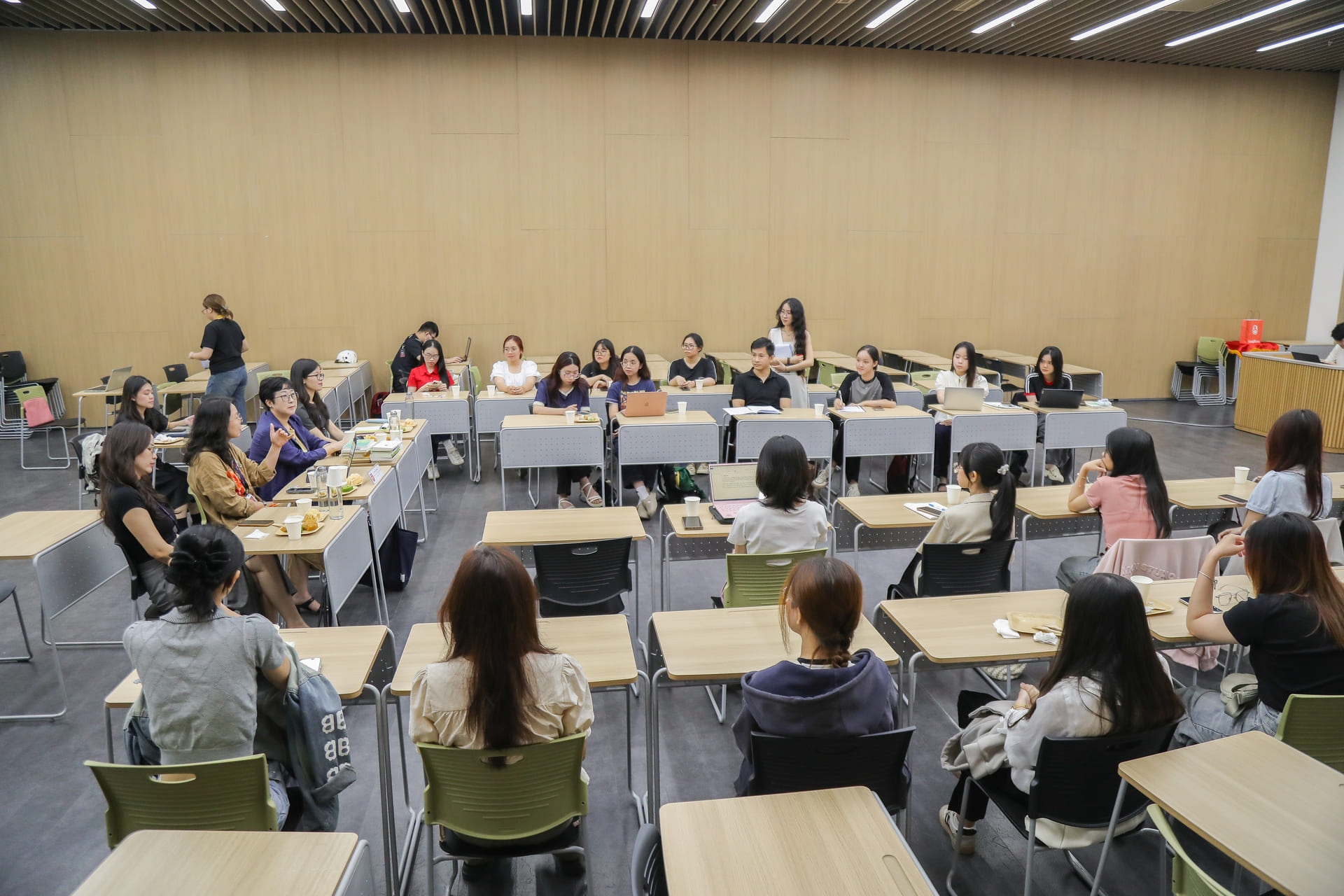 sinh-vien-van-lang-gap-go-gs-ra-heeduk-trong-workshop-bien-dich-van-hoc-b
.jpg