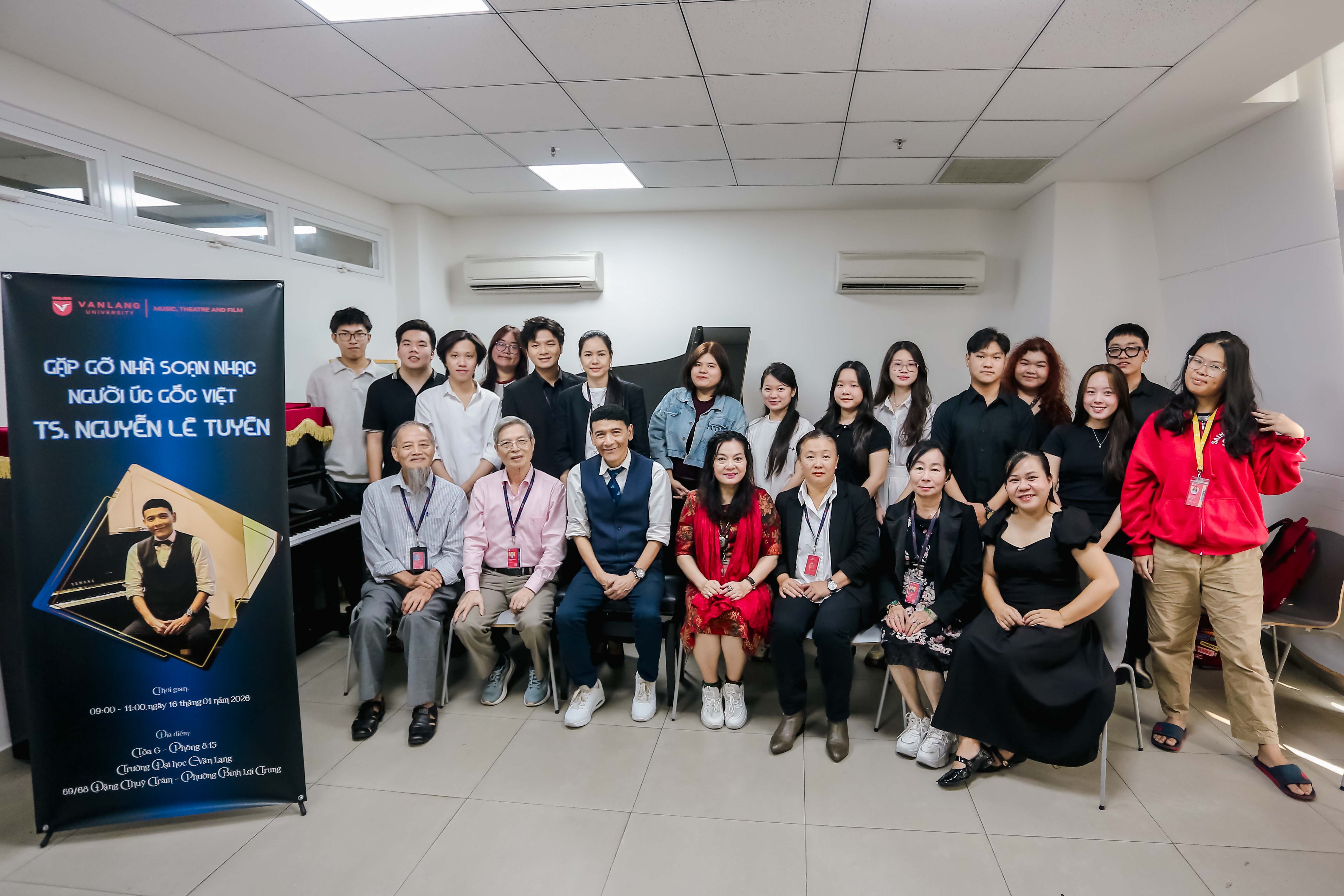 sinh-vien-van-lang-giao-luu-hoc-thuat-cung-ts.-nguyen-le-tuyen-nha-soan-nhac-nguoi-uc-goc-viet-c.jpg