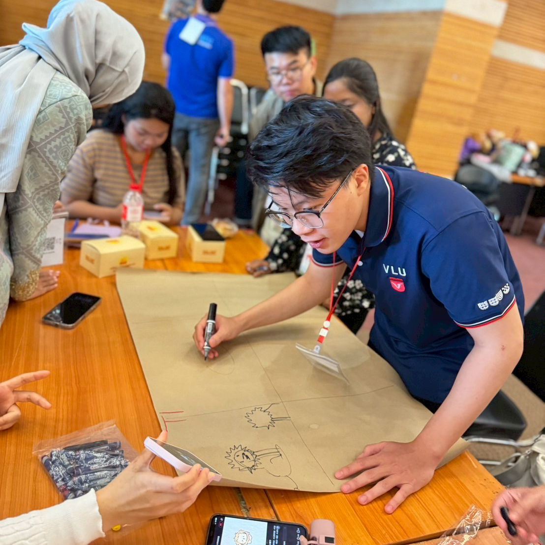 sinh-vien-van-lang-tham-gia-international-youth-camp-2025-tai-thai-lan-hoi-nhap-truyen-cam-hung-va-lan-toa-gia-tri-viet-e.jpg