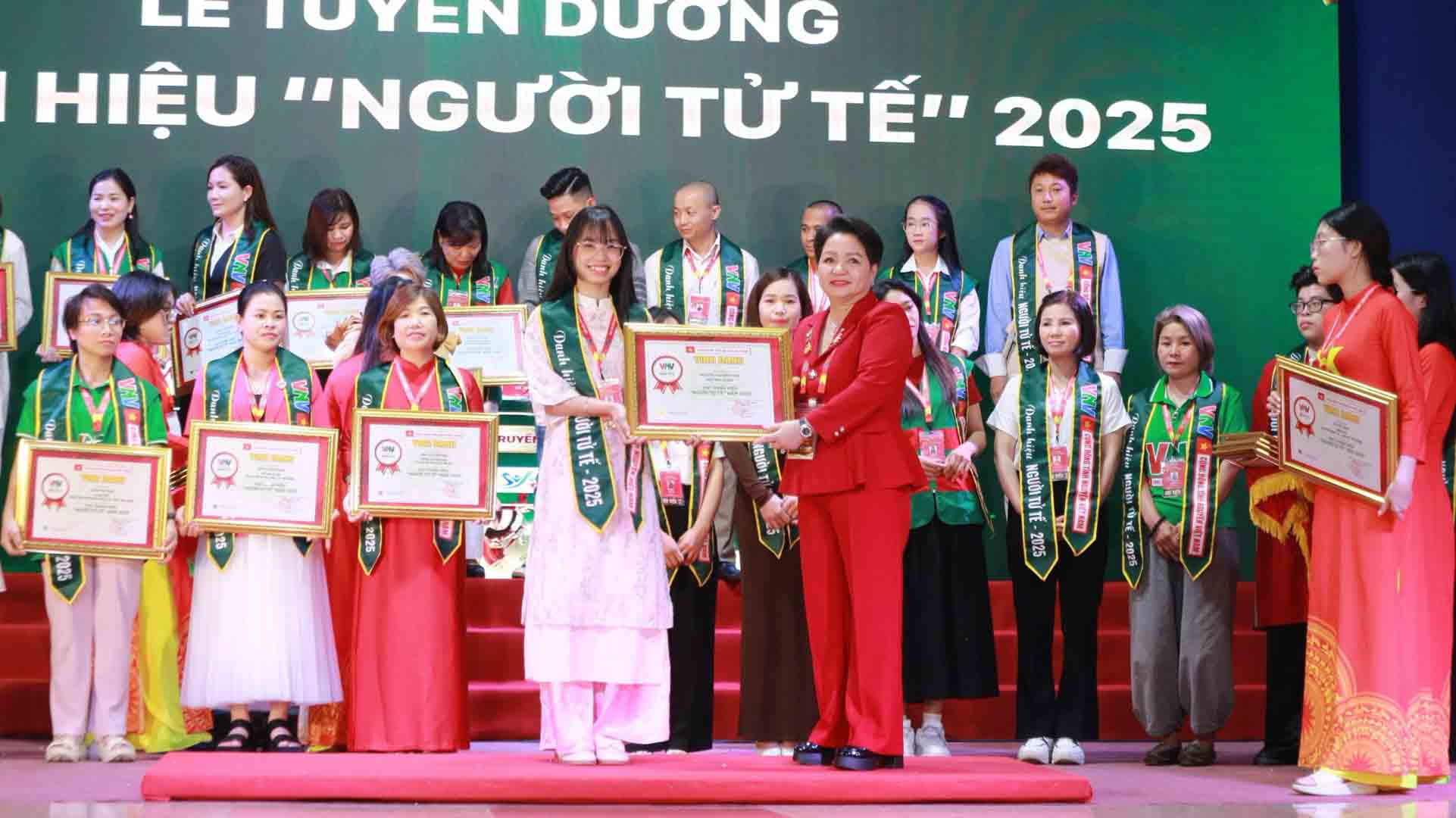 sinh-vien-van-lang-vinh-du-dat-danh-hieu-tai-giai-thuong-cong-hien-vi-cong-dong-2025-g.jpg