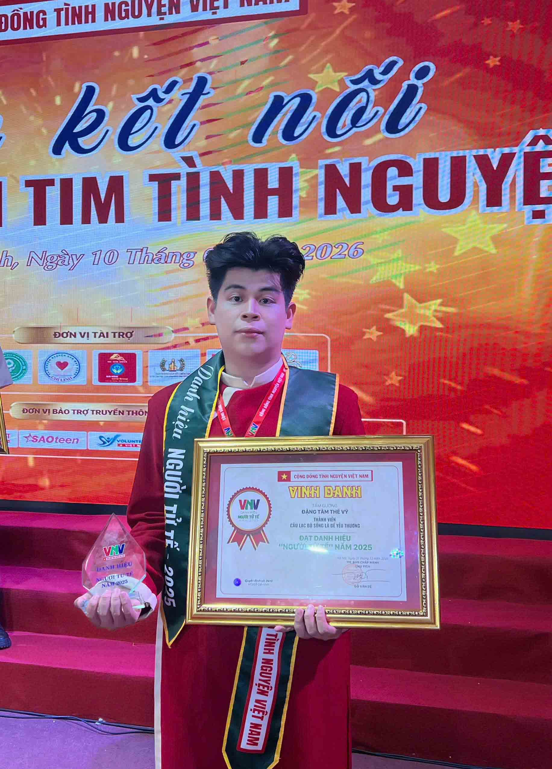 sinh-vien-van-lang-vinh-du-dat-danh-hieu-tai-giai-thuong-cong-hien-vi-cong-dong-2025-j.jpg