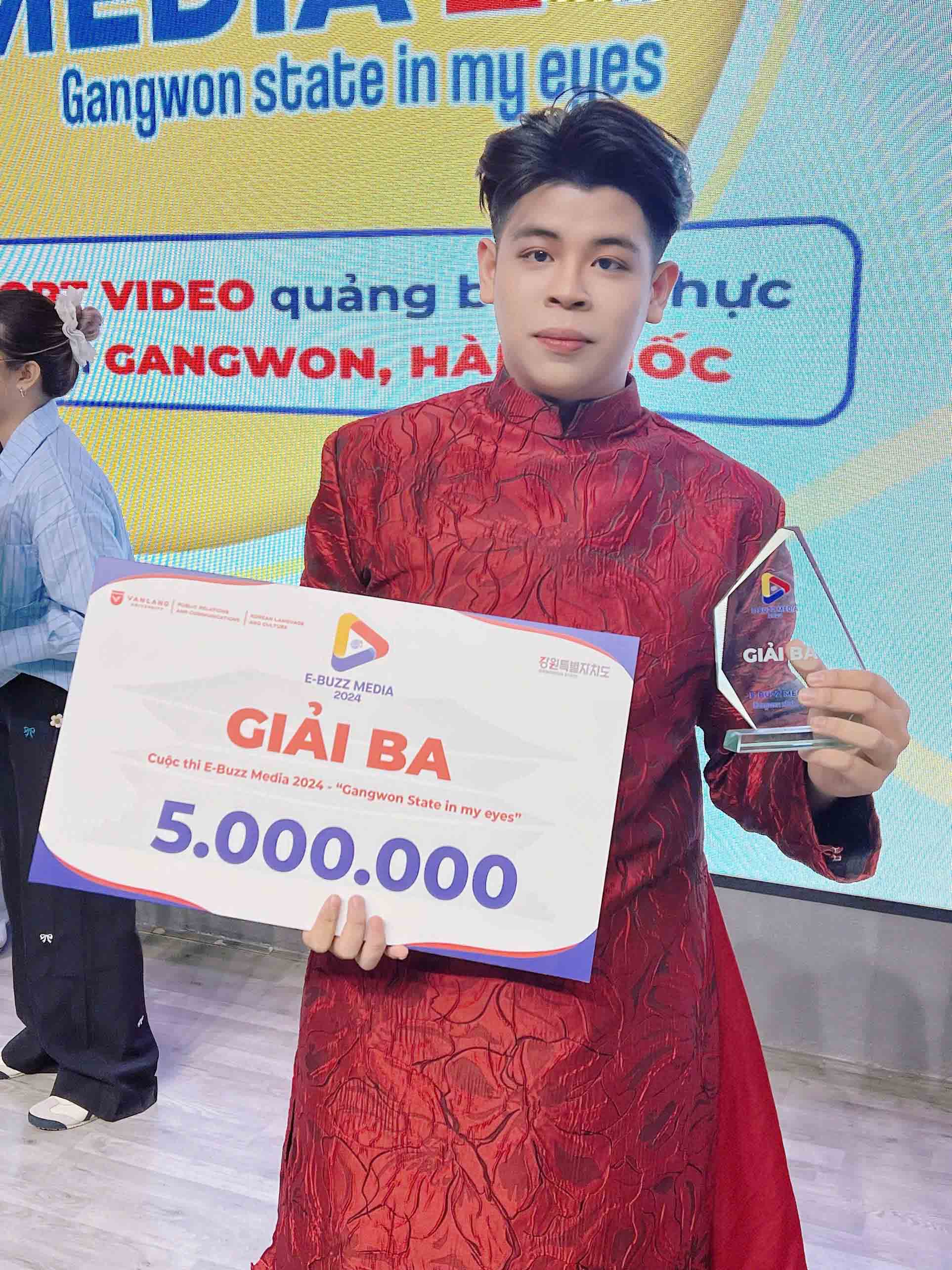sinh-vien-van-lang-vinh-du-dat-danh-hieu-tai-giai-thuong-cong-hien-vi-cong-dong-2025-k.jpg