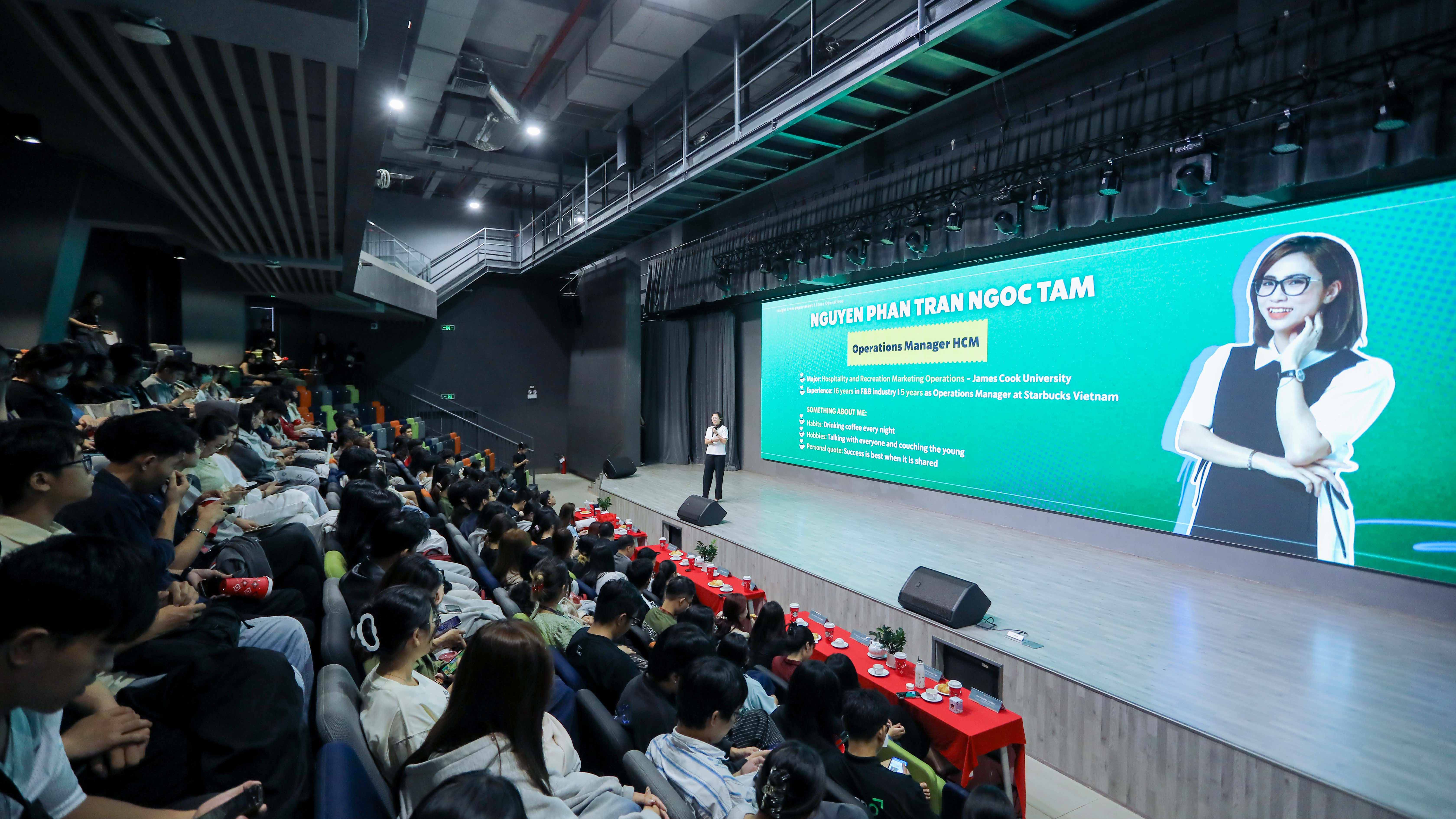 starbucks-vietnam-unitour-2025-kết-nối-sinh-viên-văn-lang-với-doanh-nghiệp-toàn-cầu-ngành-f&b-a.jpg