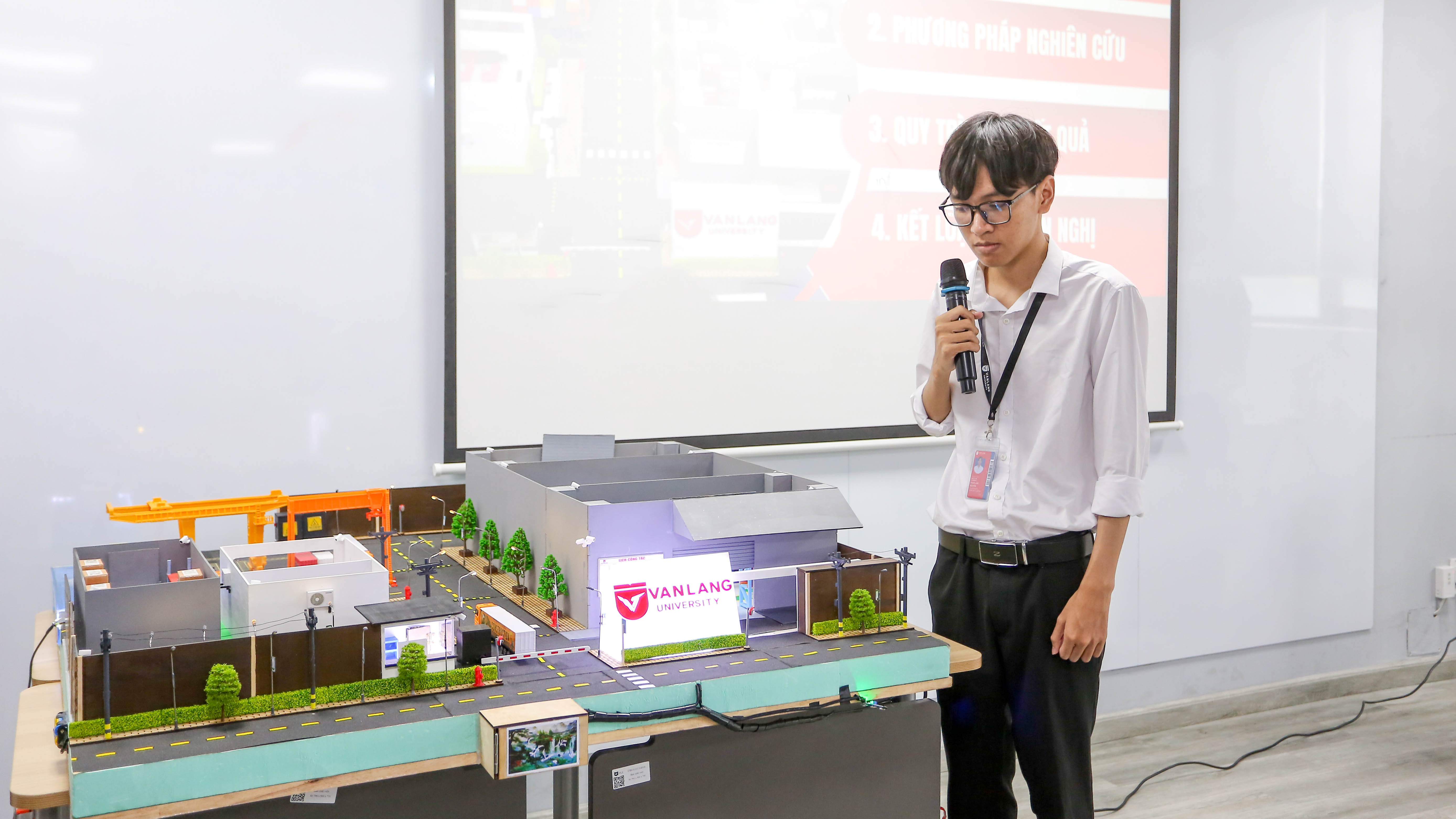 trinh-lang-mo-hinh-sang-tao-sinh-vien-khoa-30-nganh-logistics-va-quan-ly-chuoi-cung-ung-ung-e (1).jpg