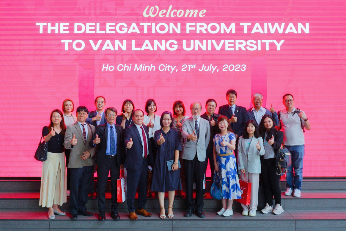 truong-dai-hoc-van-lang-don-tiep-dai-dien-11-truong-dai-hoc-dai-loan-den-tham-va-trao-doi-hop-tac-a.jpg
