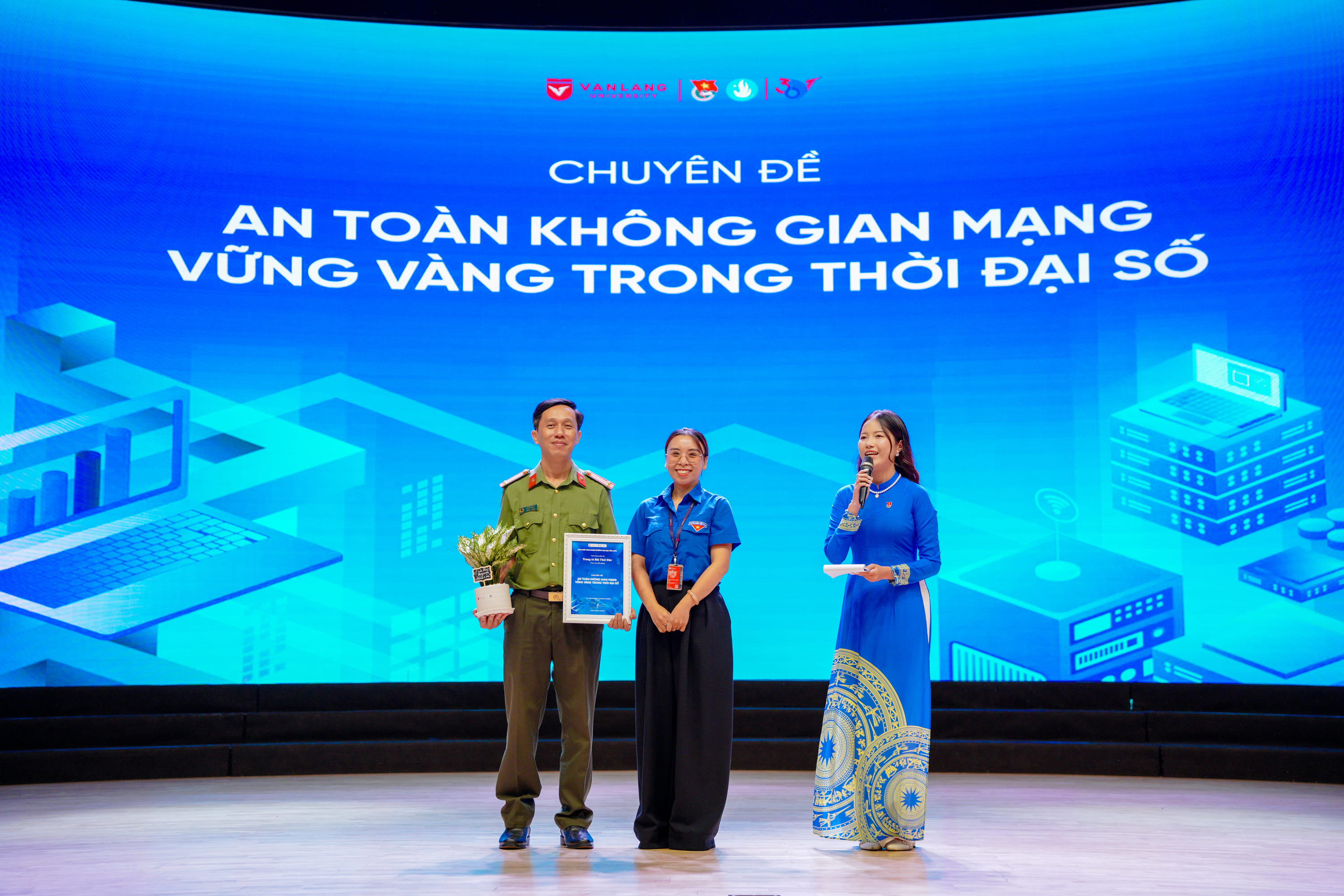 truong-dai-hoc-van-lang-nang-cao-nhan-thuc-an-ninh-mang-cho-sinh-vien-trong-ky-nguyen-so-e.jpg