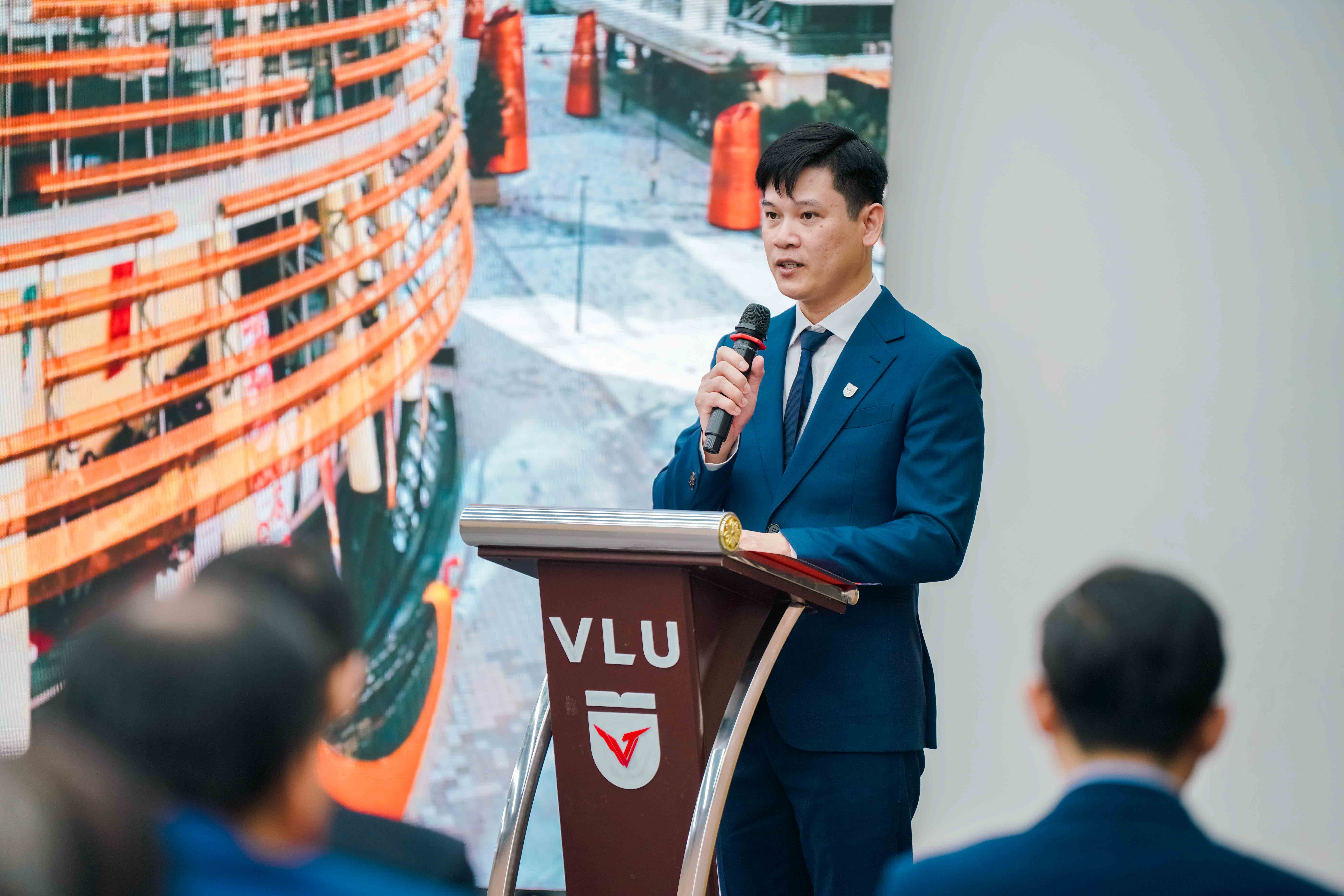 truong-dai-hoc-van-lang-ra-mat-vien-phat-trien-giao-duc-va-khoa-hoc-xa-hoi-ung-dung-institute-for-the-development-of-education-and-applied-social-sciences-ideas-c.jpg