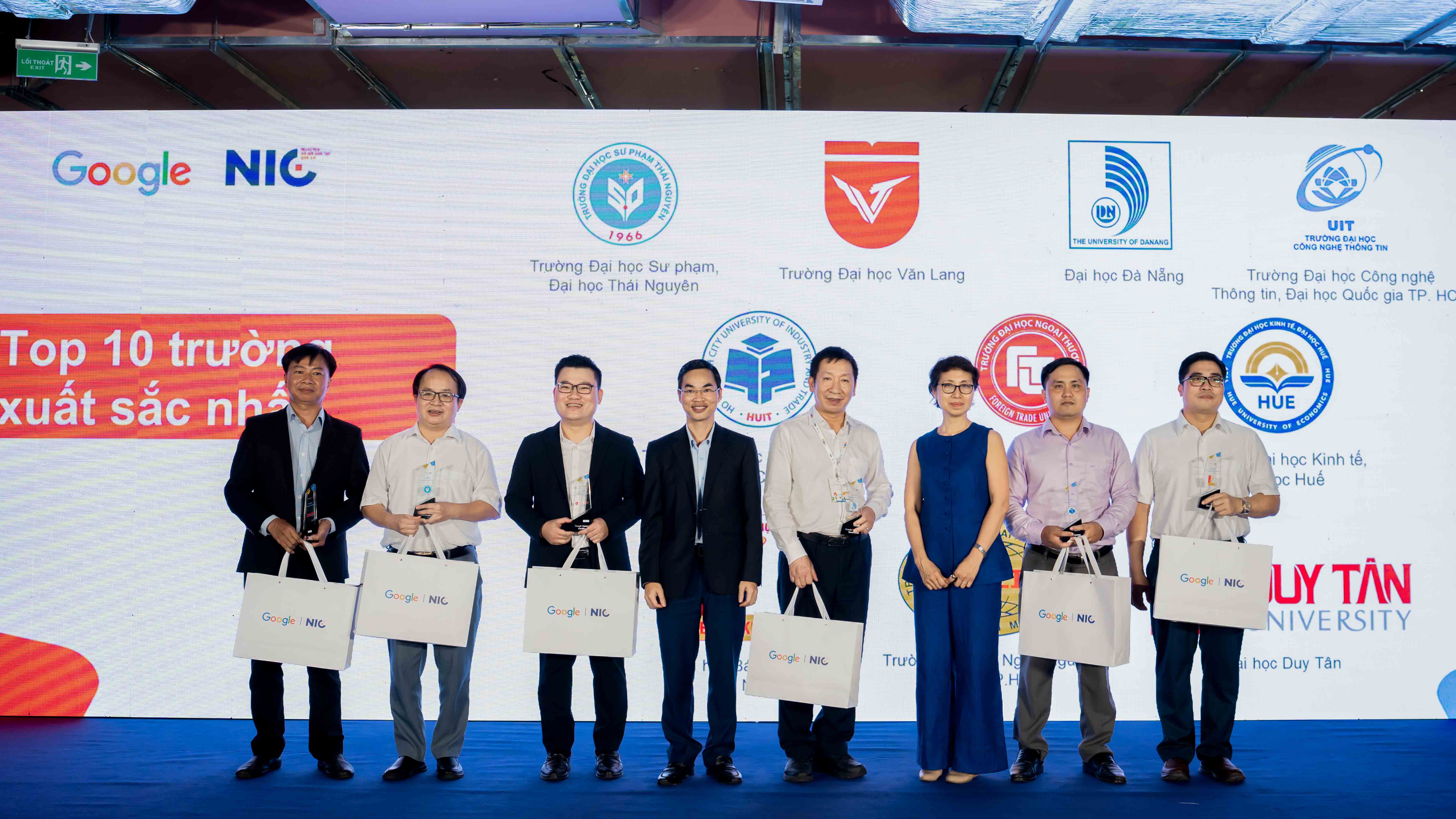 truong-dai-hoc-van-lang-top-10-truong-dai-hoc-xuat-sac-nhat-chuong-trinh-phat-trien-nhan-tai-so-2025-C.jpg