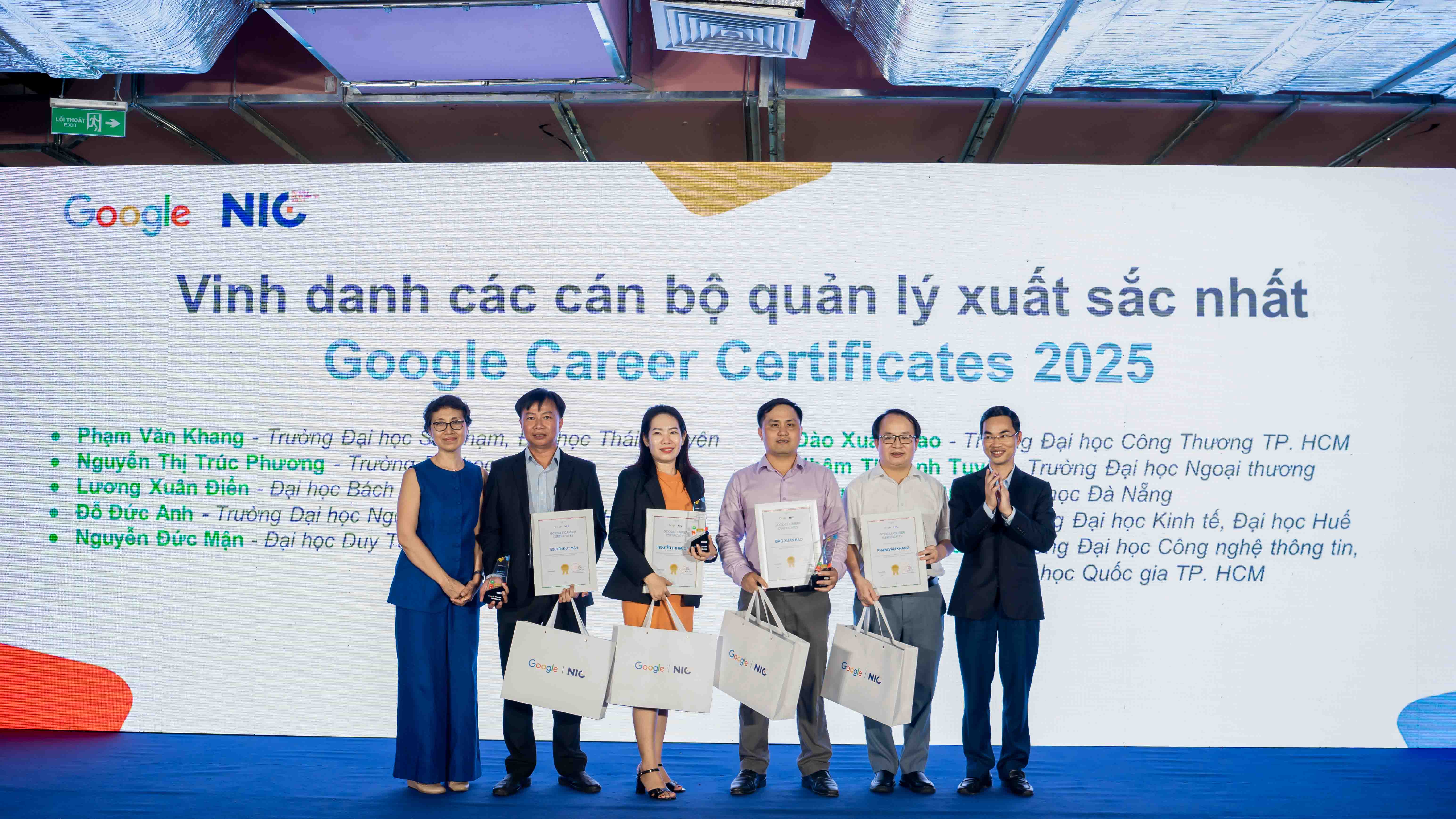 truong-dai-hoc-van-lang-top-10-truong-dai-hoc-xuat-sac-nhat-chuong-trinh-phat-trien-nhan-tai-so-2025-D.jpg