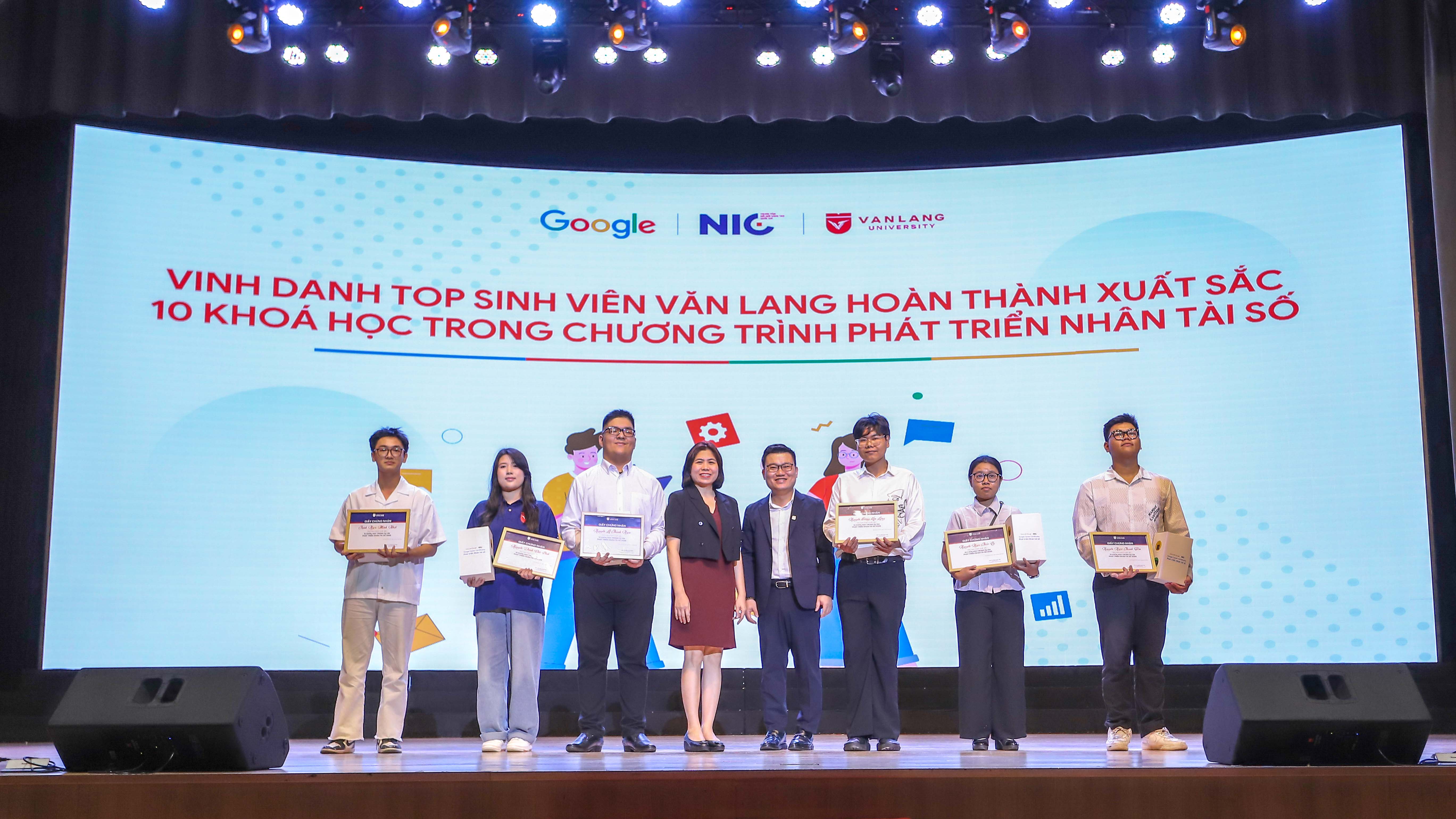 truong-dai-hoc-van-lang-top-10-truong-dai-hoc-xuat-sac-nhat-chuong-trinh-phat-trien-nhan-tai-so-2025-b.jpg
