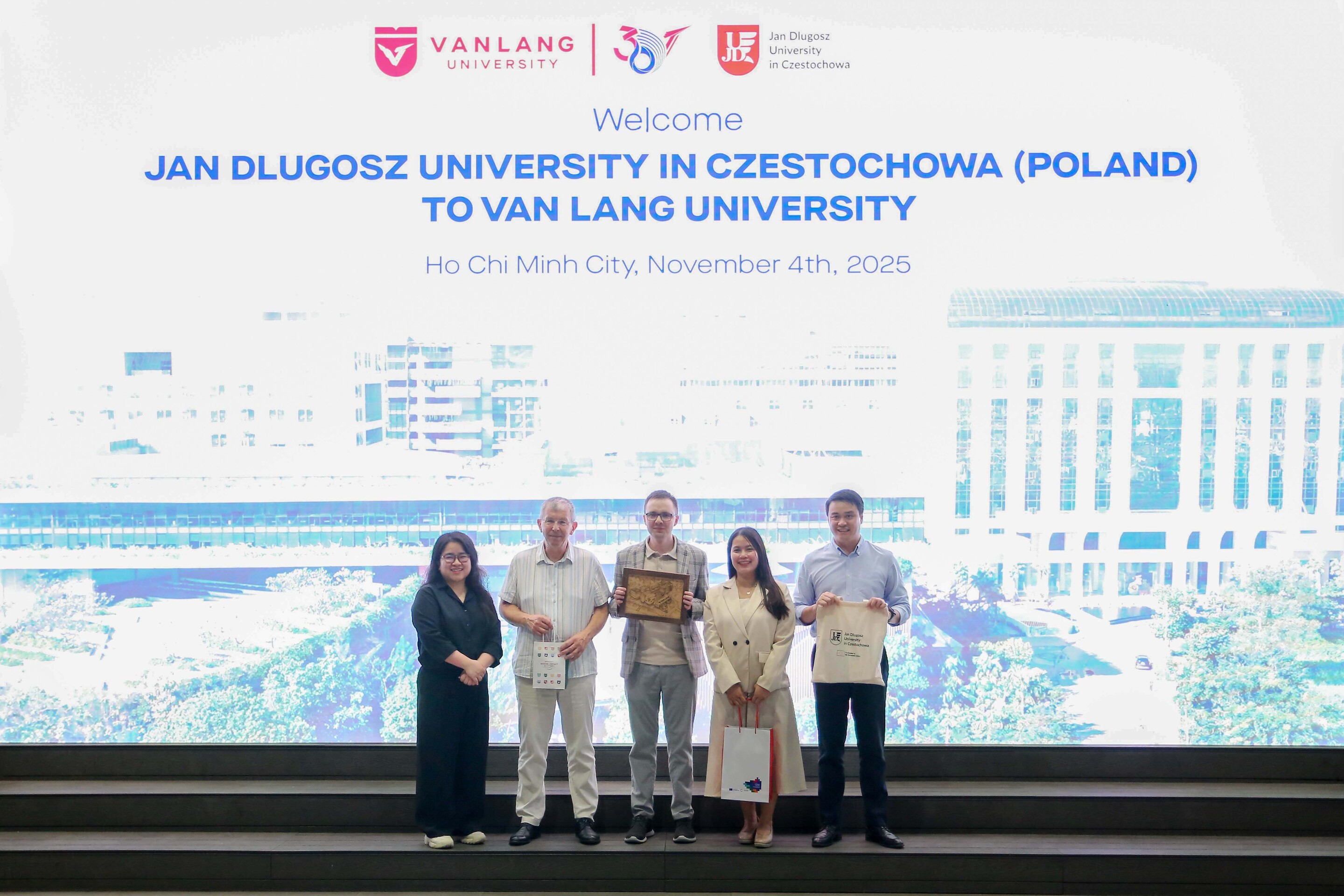 truong-dai-hoc-van-lang-viet-tiep-su-menh-dao-tao-va-lan-toa-tri-thuc-tren-ban-do-giao-duc-quoc-te (1).jpg