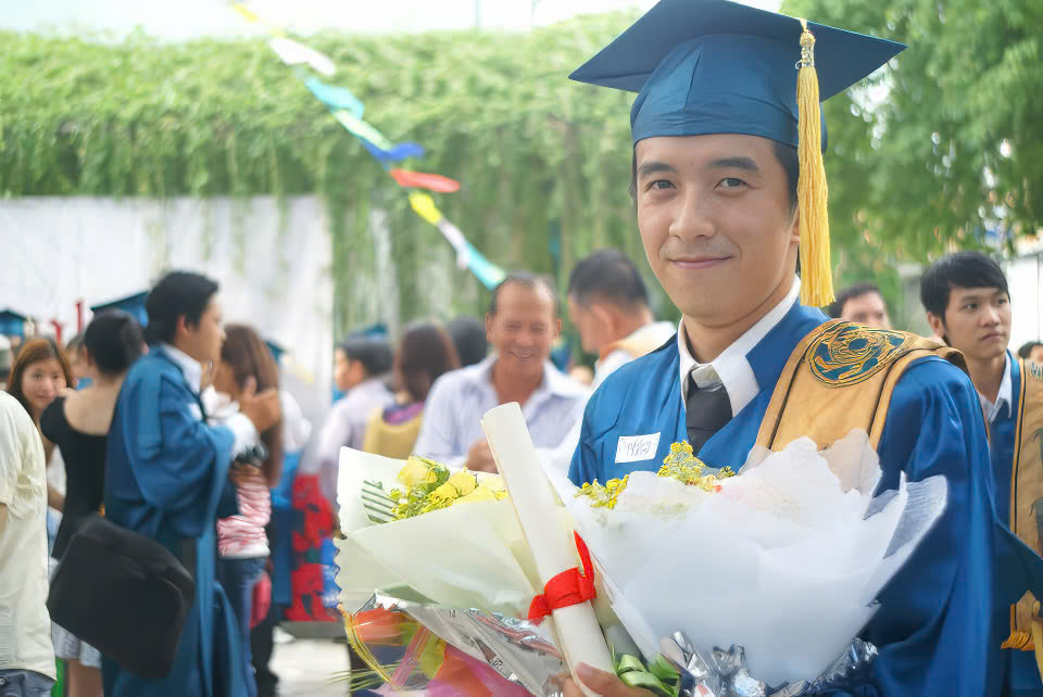 van-lang-30-nam---ky-uc-va-tam-tinh-hanh-trinh-17-nam-gan-bo-voi-mai-nha-van-lang ThS. Nguyễn Thành Ngọc Thạch.jpg