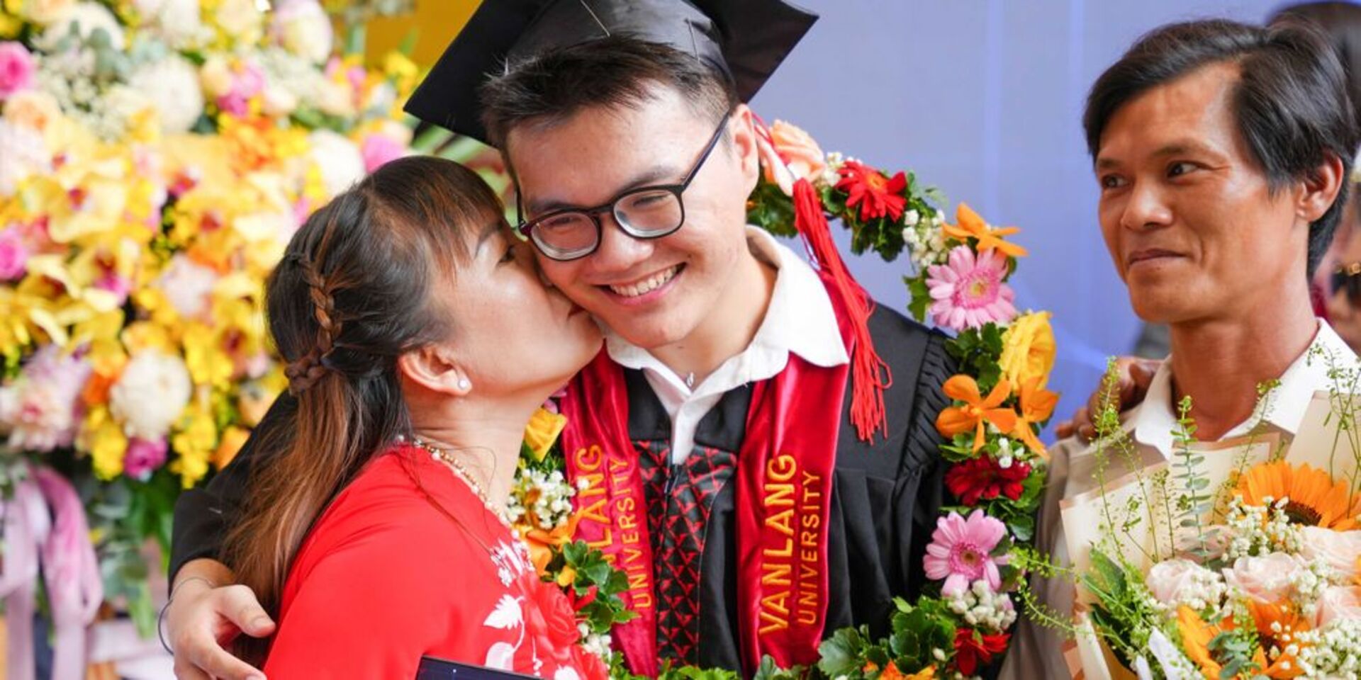 van-lang-30-nam-ky-uc-va-tam-tinh-hanh-trinh-ket-noi,-truong-thanh-va-toa-sang-cua-nhieu-the-he-khoa-pra.jpg
