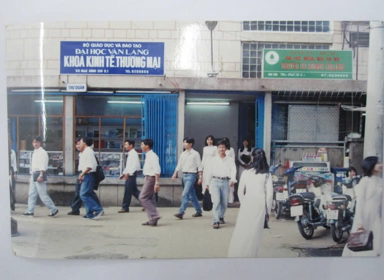 van-lang-30-nam-ky-uc-va-tam-tinh-ky-uc-30-nam-duoi-mai-nha-khoa-thuong-mai-1995-2025-a.jpg