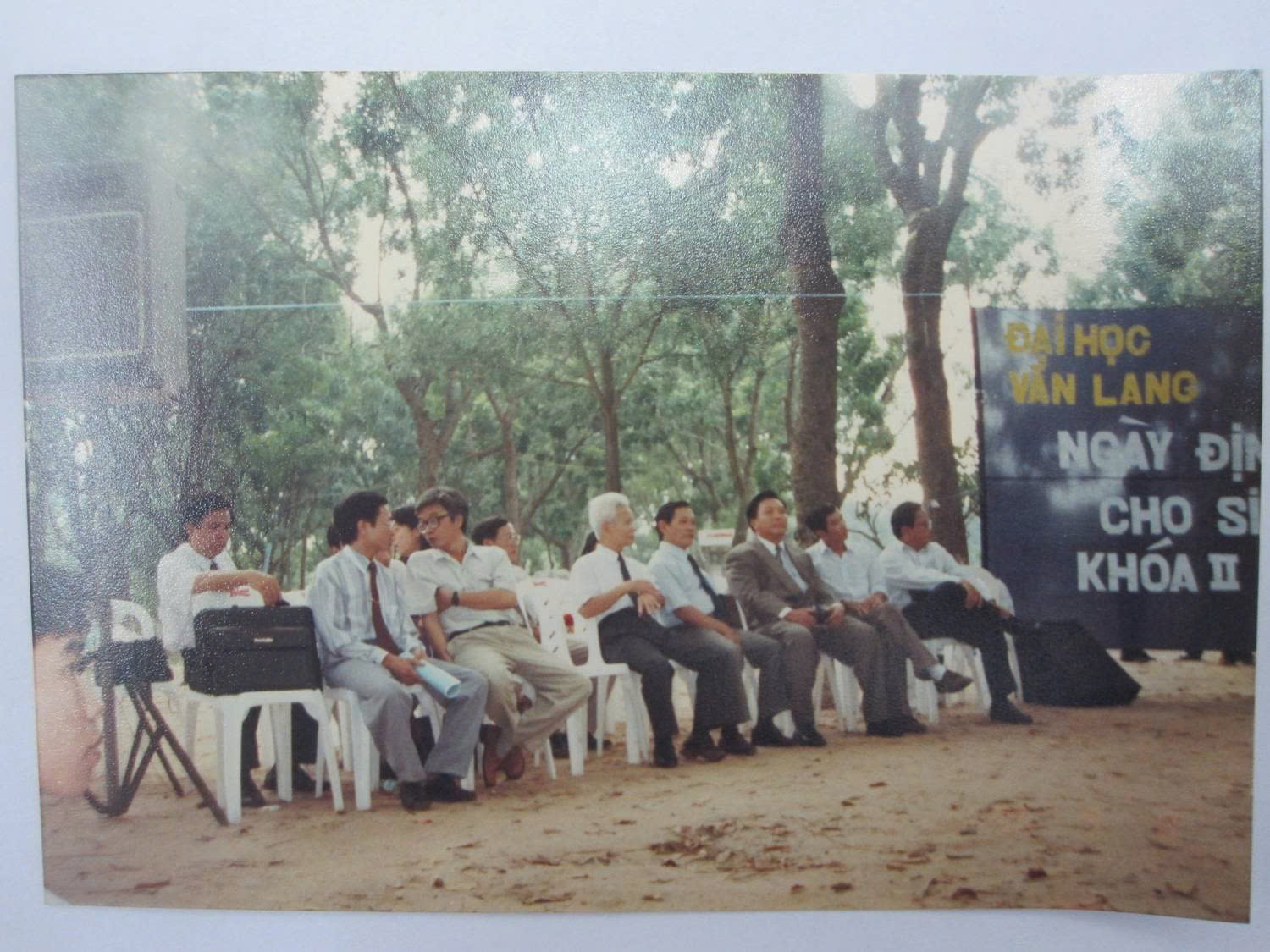 van-lang-30-nam-ky-uc-va-tam-tinh-ky-uc-30-nam-duoi-mai-nha-khoa-thuong-mai-1995-2025-b.jpg