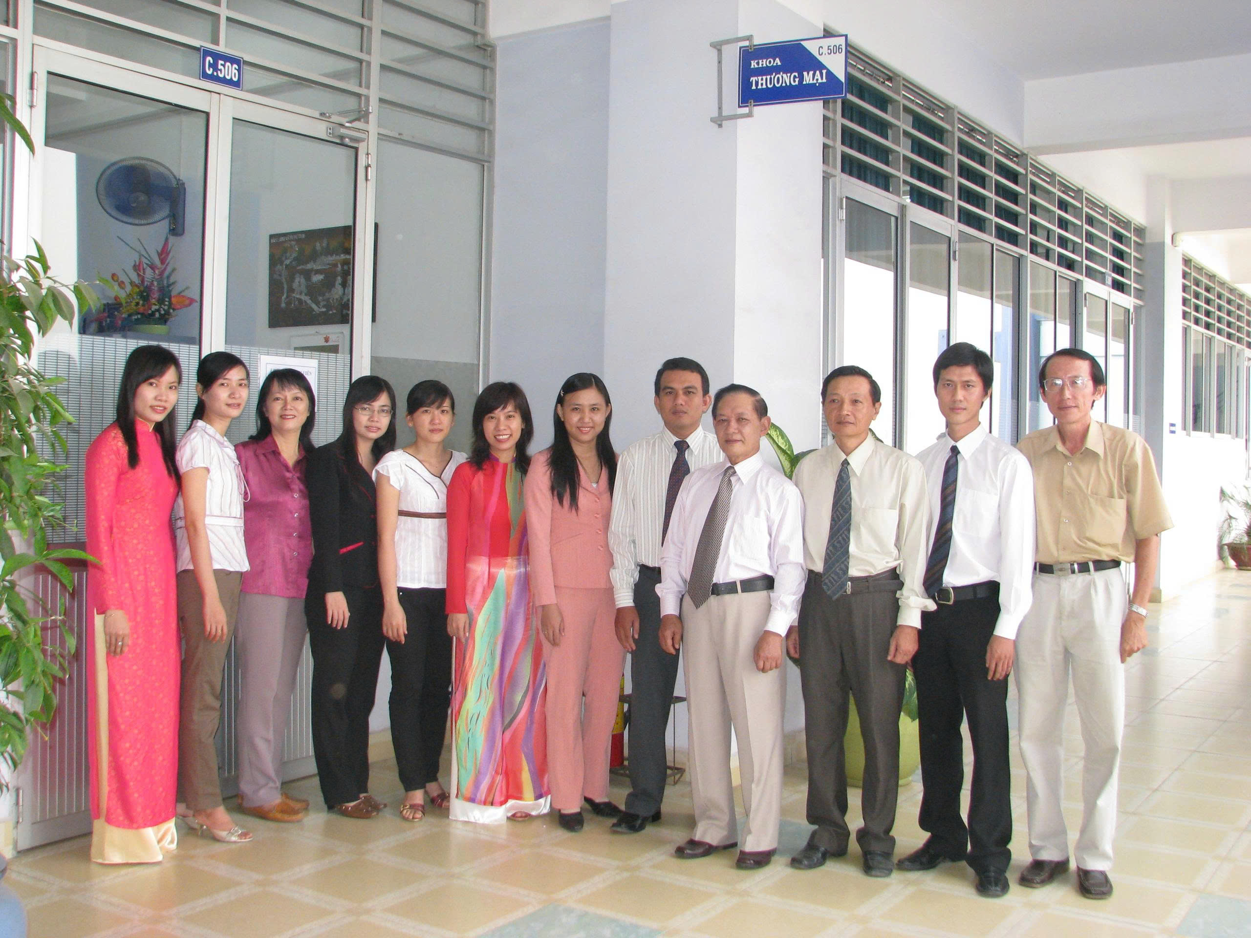 van-lang-30-nam-ky-uc-va-tam-tinh-ky-uc-30-nam-duoi-mai-nha-khoa-thuong-mai-1995-2025-c.jpg