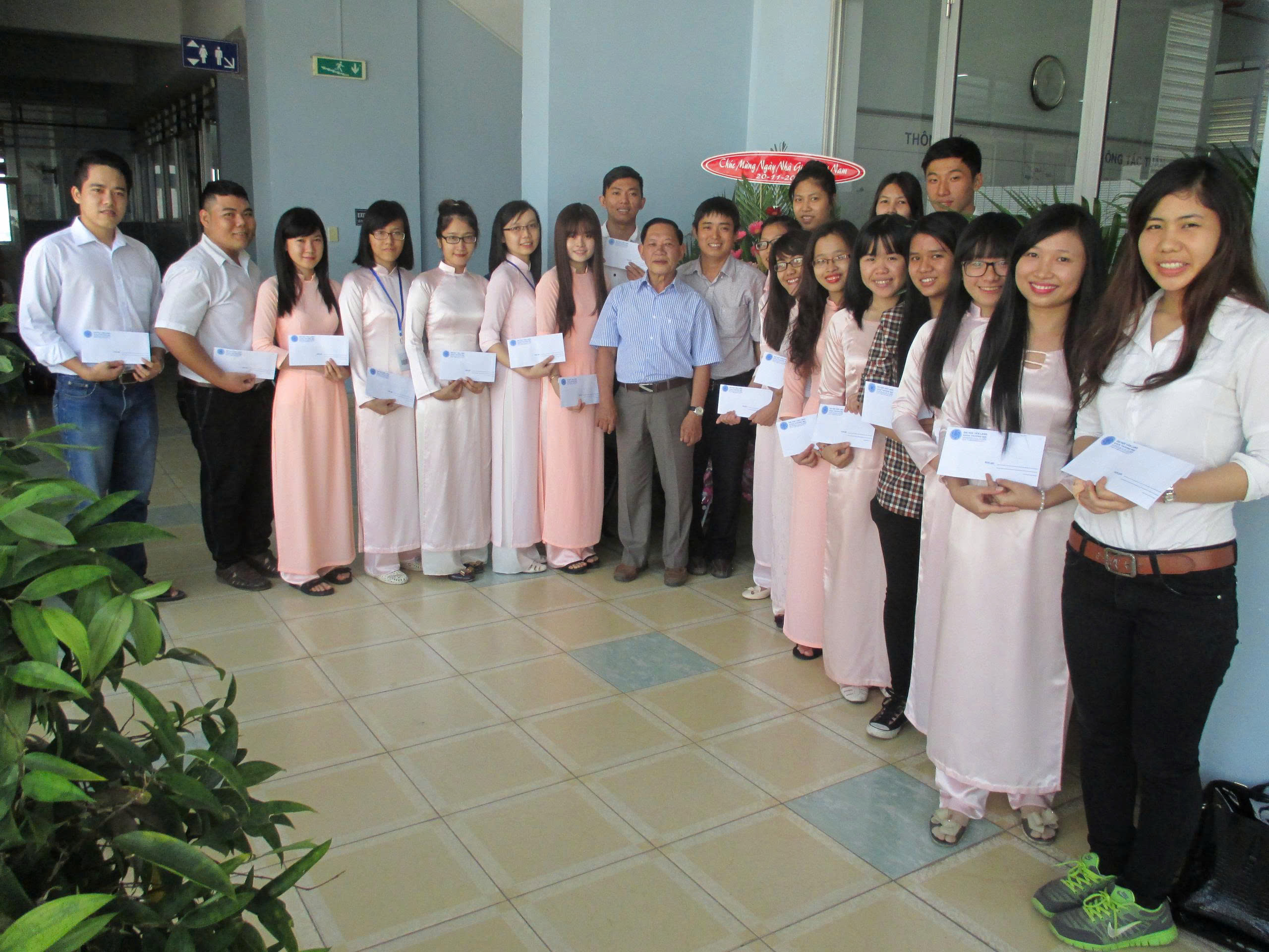 van-lang-30-nam-ky-uc-va-tam-tinh-ky-uc-30-nam-duoi-mai-nha-khoa-thuong-mai-1995-2025-e.jpg