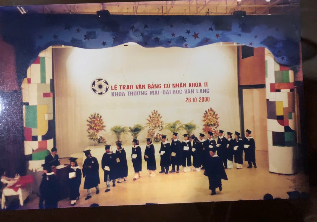 van-lang-30-nam-ky-uc-va-tam-tinh-ky-uc-30-nam-duoi-mai-nha-khoa-thuong-mai-1995-2025-i.jpg
