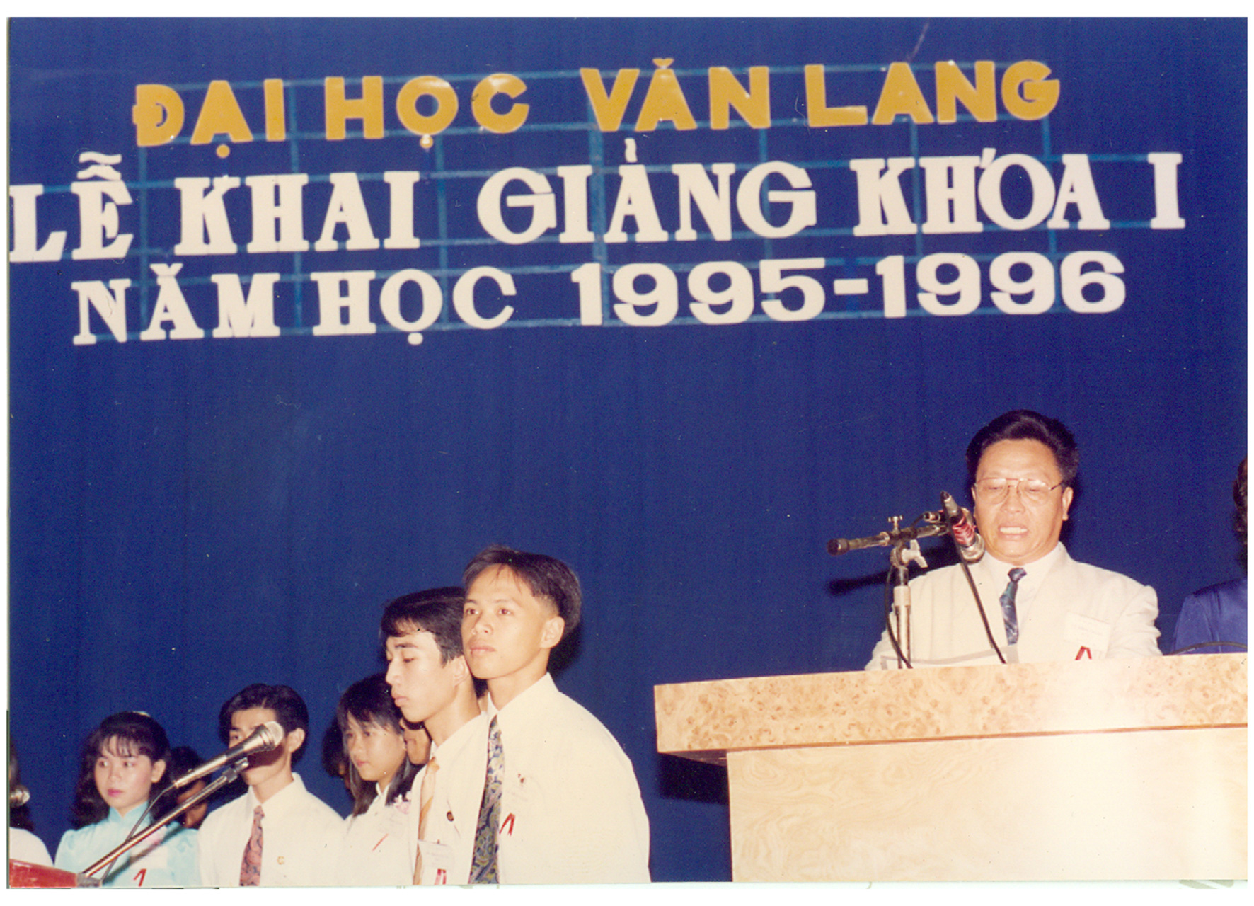 van-lang-30-nam---ky-uc-va-tam-tinh-“nguoi-thay-sang-lap”-ngoi-nha-cua-nhung-uoc-mo-va-khat-vong-a.jpg