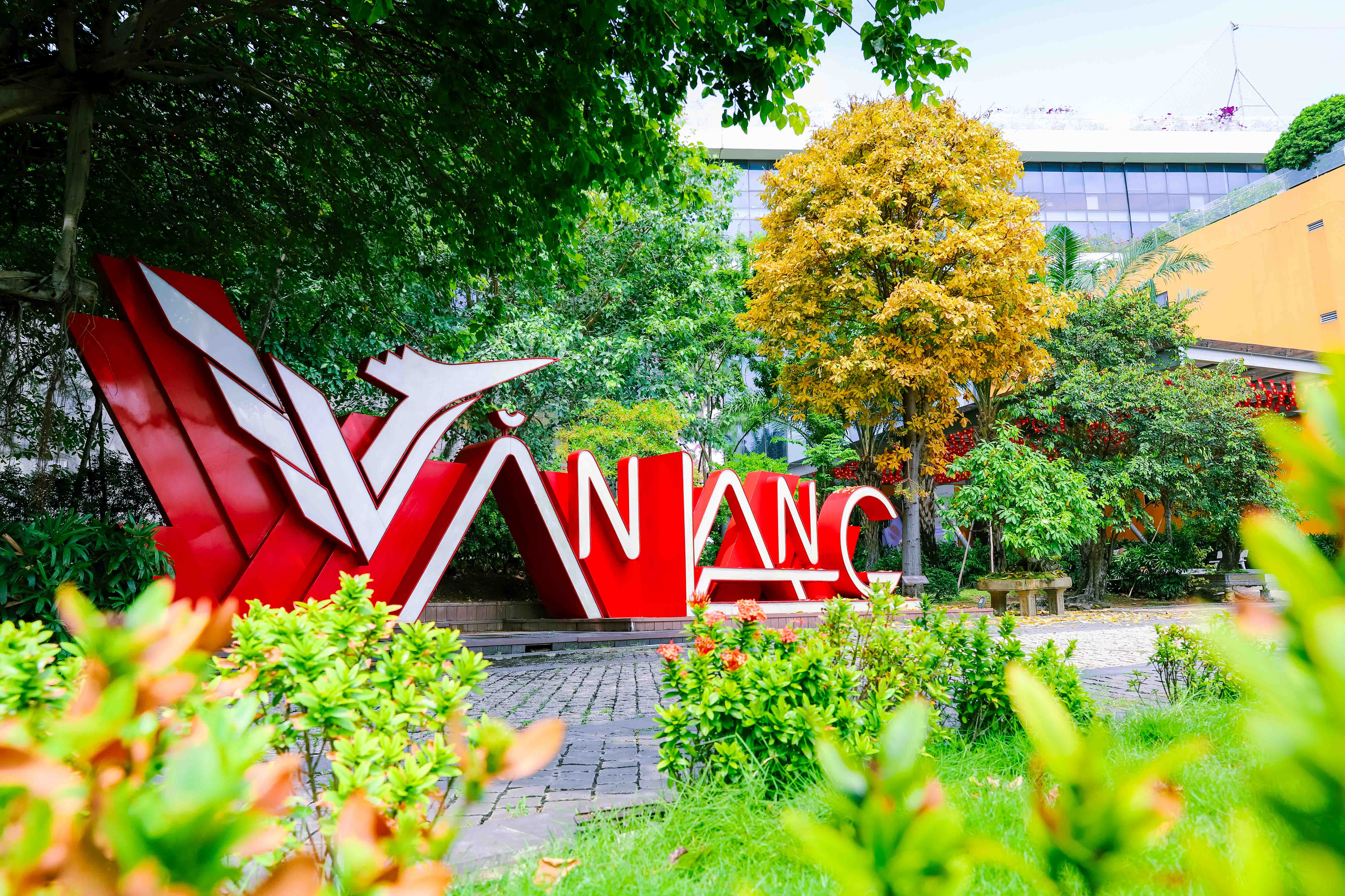 van-lang-30-nam---ky-uc-va-tam-tinh-“nguoi-thay-sang-lap”-ngoi-nha-cua-nhung-uoc-mo-va-khat-vong-b.jpg