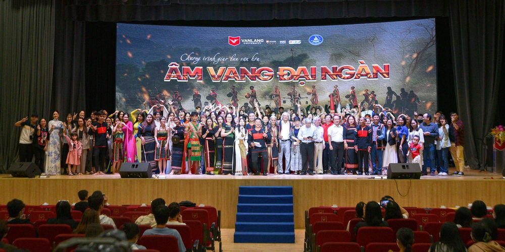 van-lang-30-nam-thay-tro-van-lang-tu-tre-lang-viet-nam-den-tam-voc-the-gioi-c.jpg