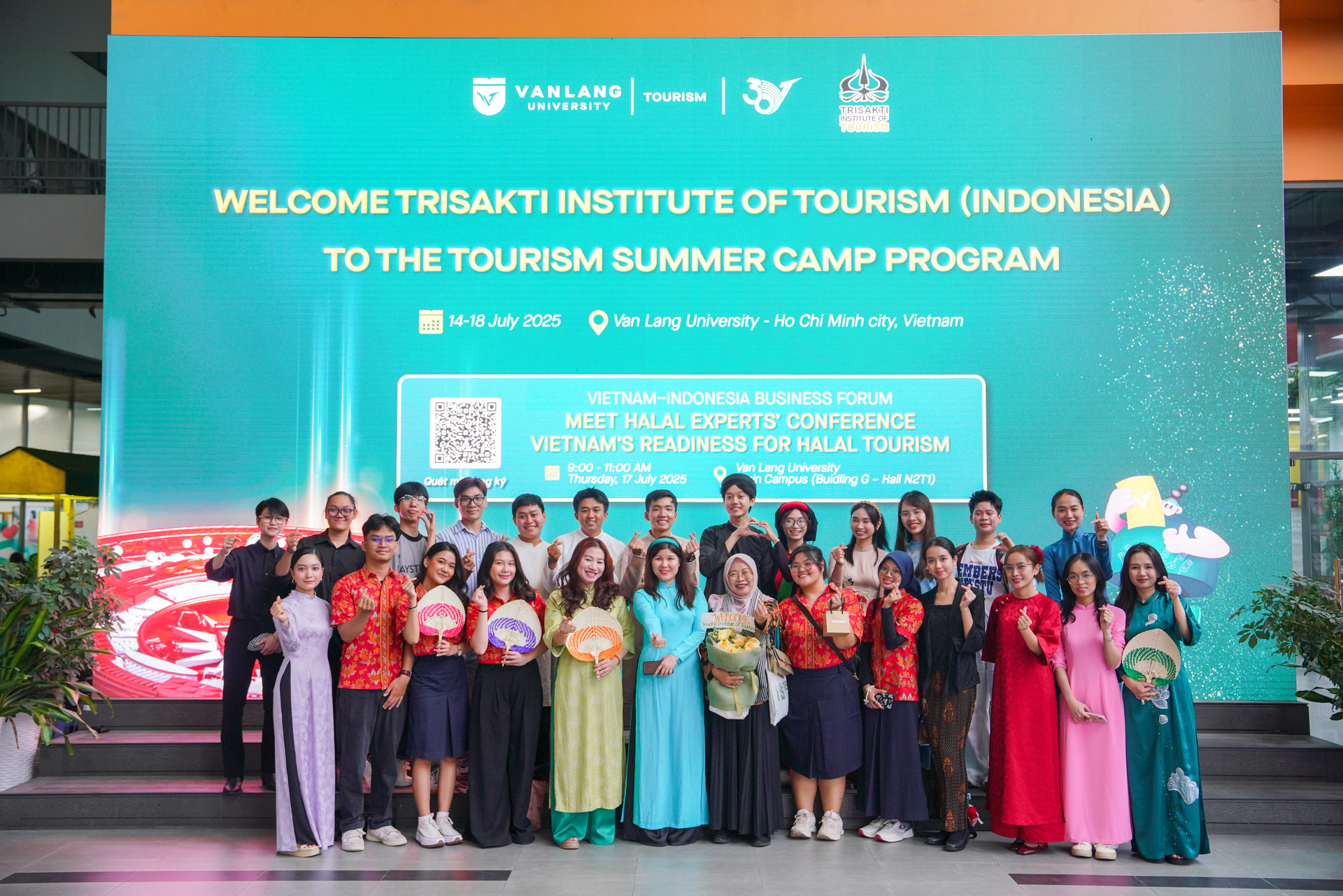 van-lang-chao-don-doan-sinh-vien-trao-doi-tu-vien-du-lich-trisakti-indonesia-khoi-dong-trai-he-2025-g.jpg