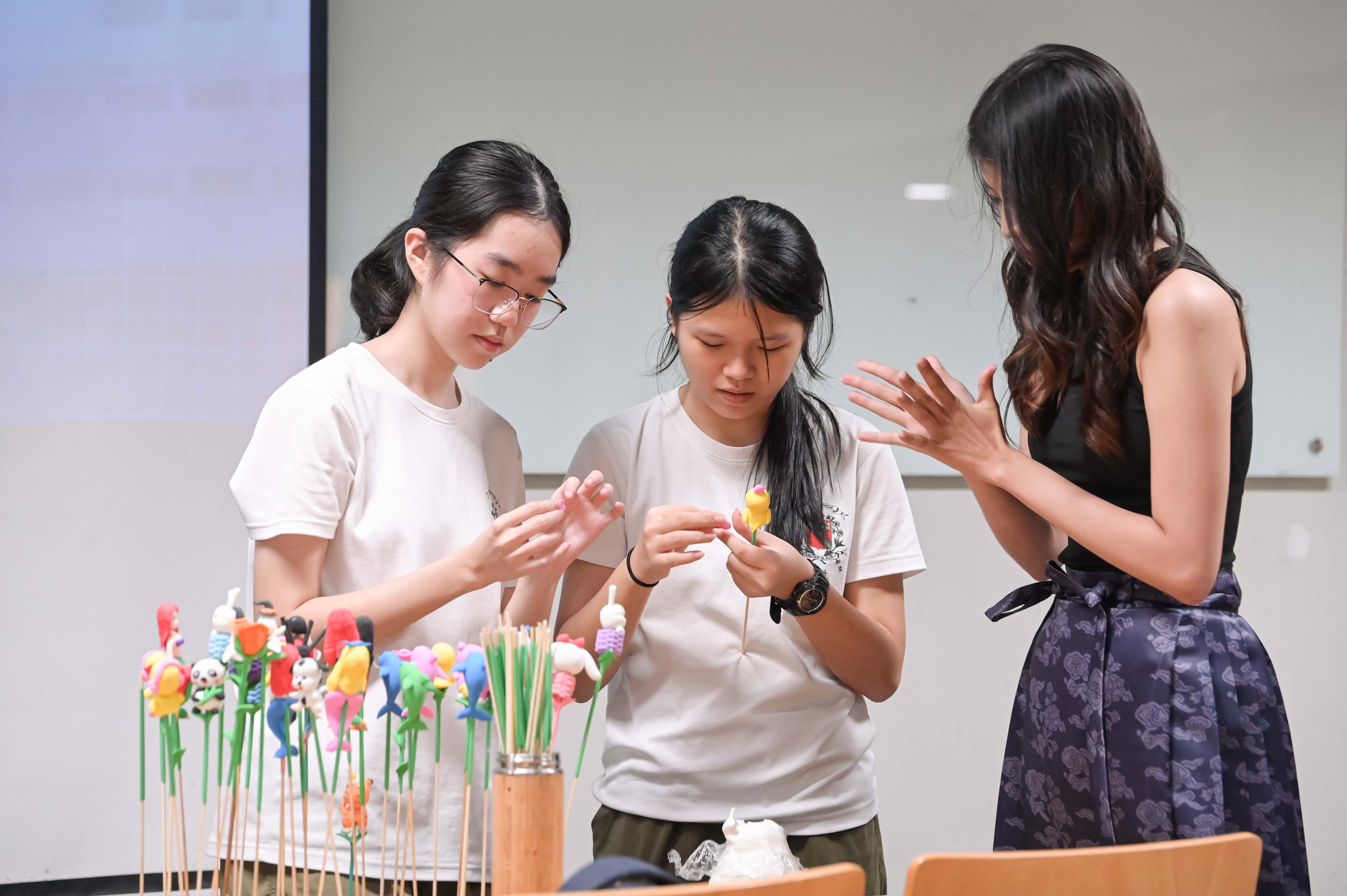 van-lang-don-doan-hoc-sinh-chij-st-nicholas-girls-school-singapore-den-tham-quan-va-hoc-tapvan-lang-don-doan-hoc-sinh-chij-st-nicholas-girls-school-singapore-den-t-b.jpg