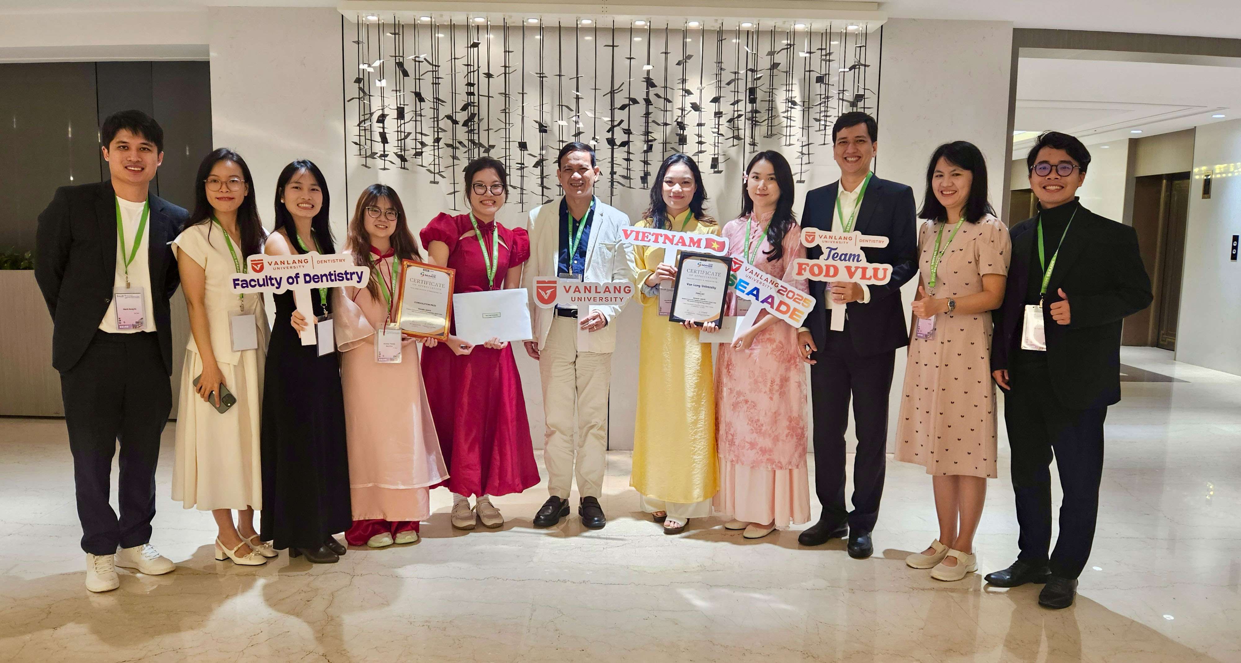 van-lang-ghi-dau-an-tai-hoi-nghi-seaade-2025-giang-vien-va-sinh-vien-cung-xuat-sac-gianh-giai-thuong-quoc-te-e.jpg