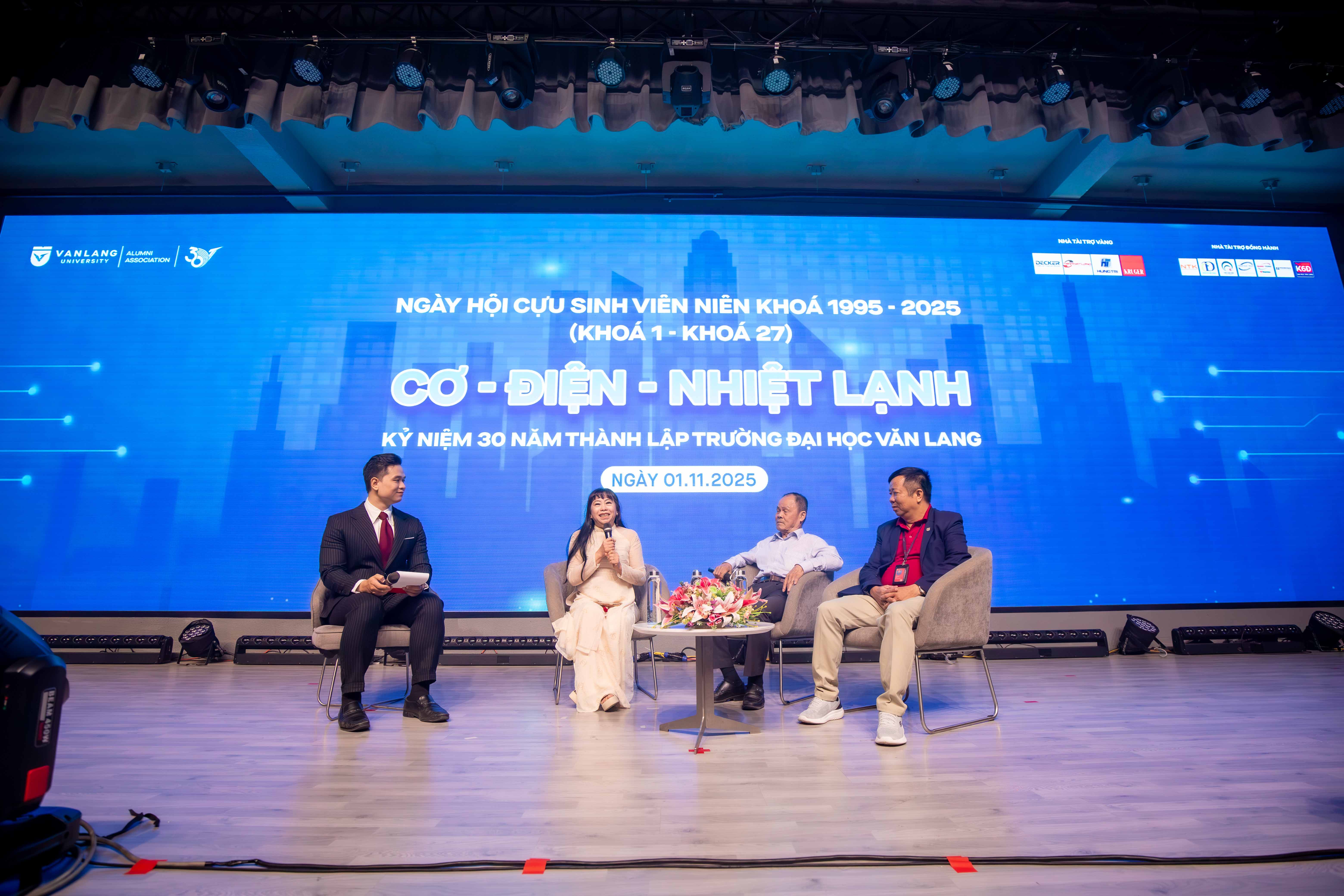 vl-30-nam-300-cuu-sinh-vien-co---dien---nhiet-lanh-hoi-ngo-huong-den-ky-niem-30-c.jpg