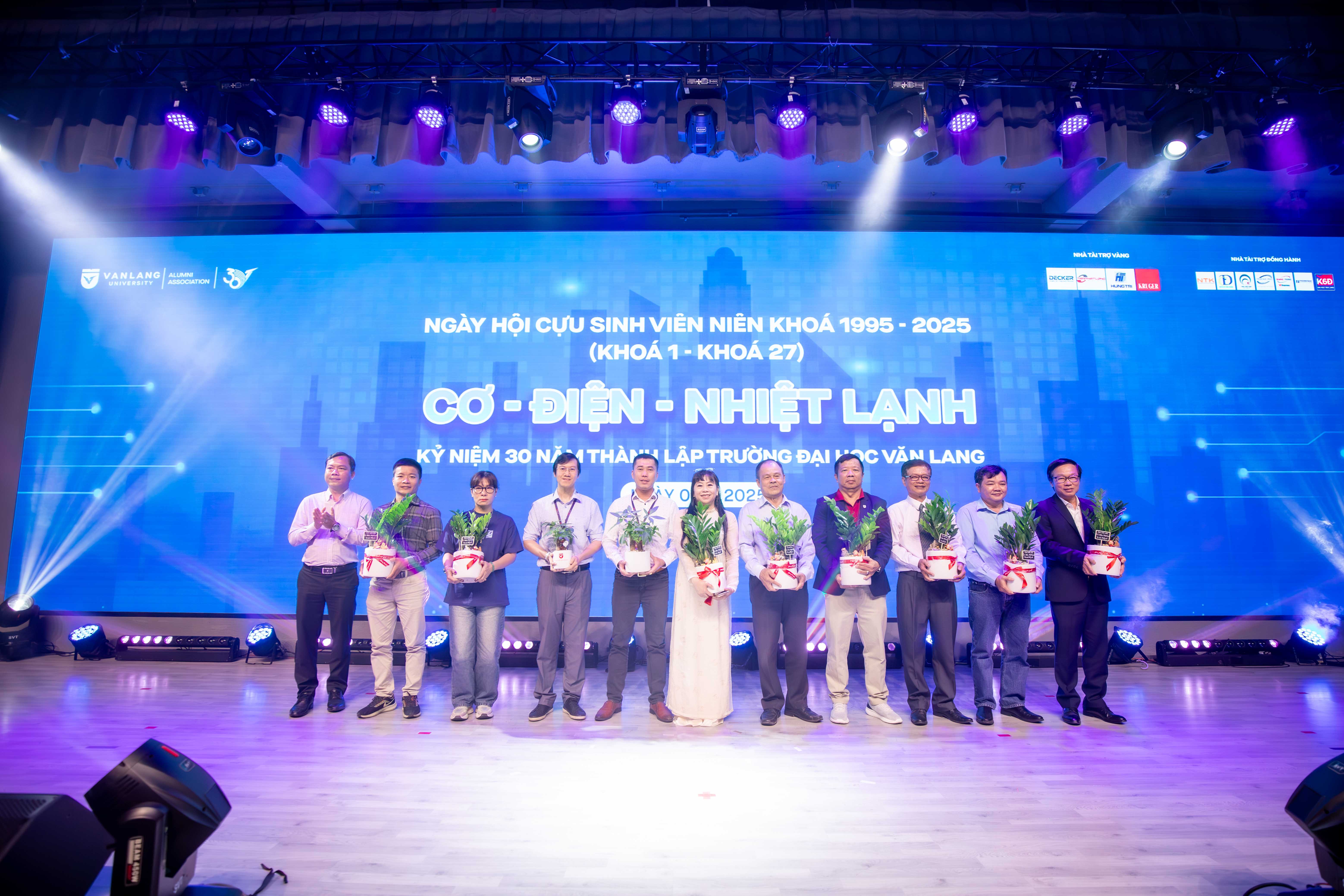 vl-30-nam-300-cuu-sinh-vien-co---dien---nhiet-lanh-hoi-ngo-huong-den-ky-niem-30-d.jpg