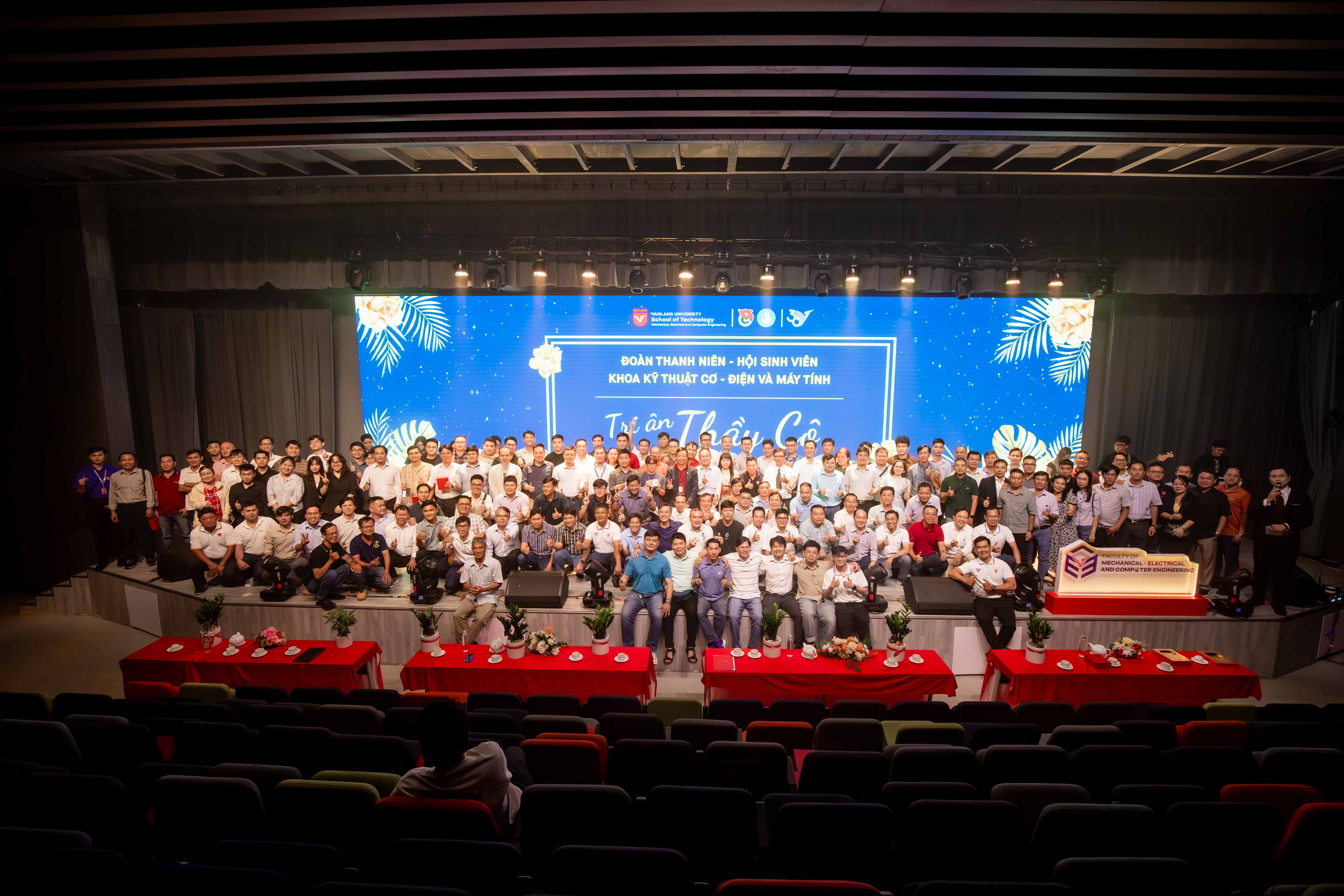 vl-30-nam-300-cuu-sinh-vien-co---dien---nhiet-lanh-hoi-ngo-huong-den-ky-niem-30-e.jpg