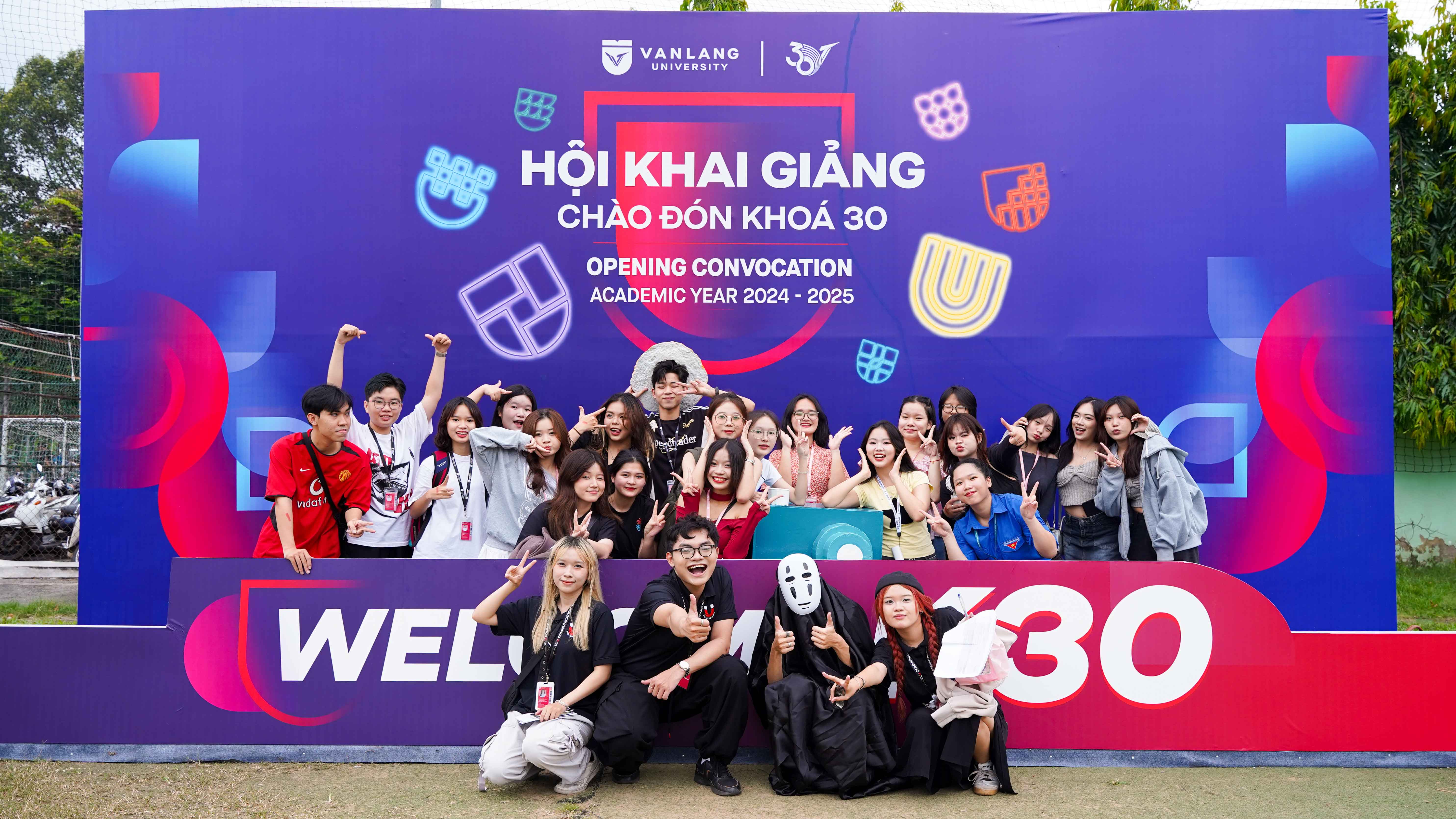 vlu-10.000-sinh-vien-k30-vlu-chay-het-minh-tai-hoi-khai-giang-2024-thumb.jpg