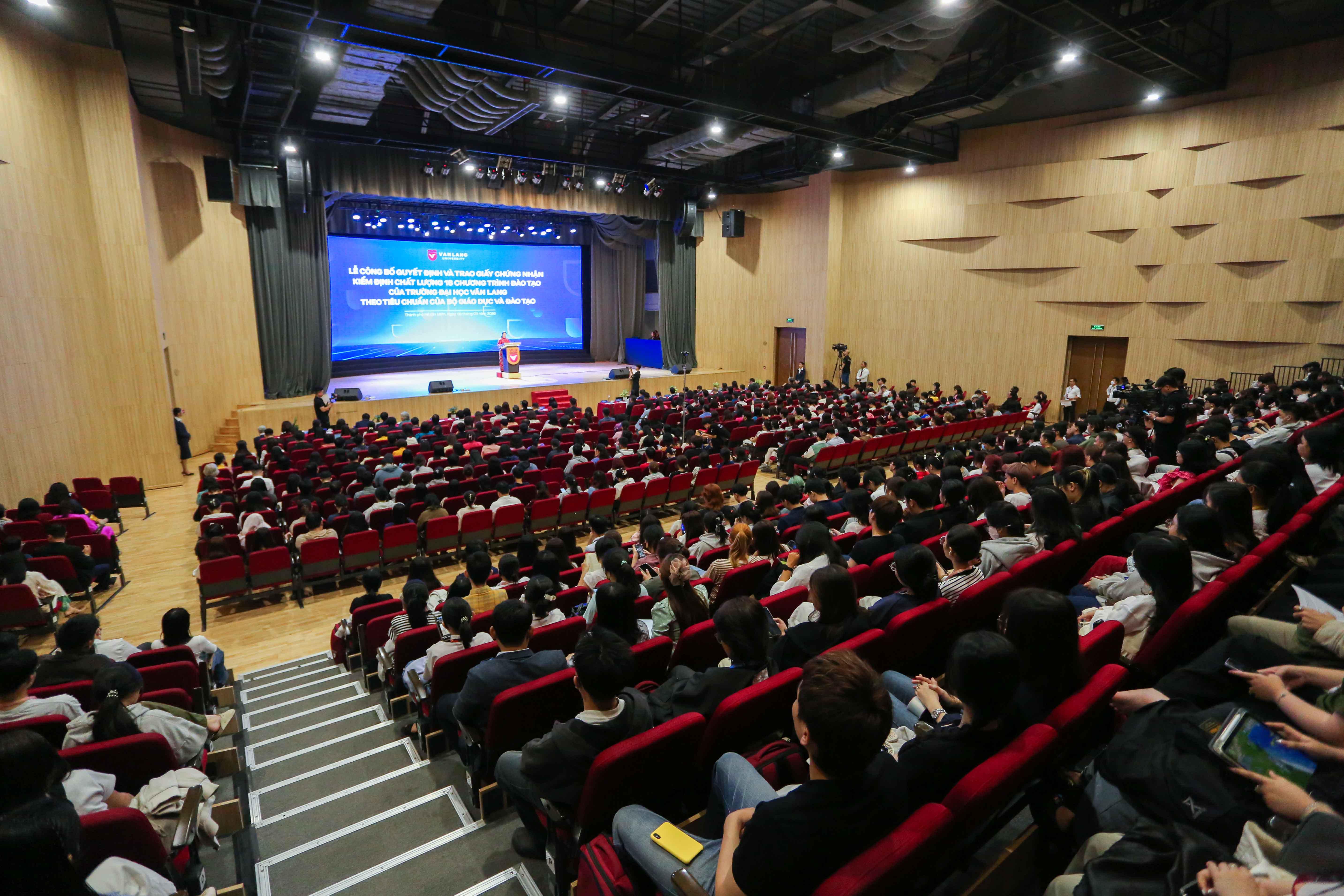 vlu-18-chuong-trinh-dao-tao-cua-truong-dai-hoc-van-lang-dat-chung-nhan-kiem-dinh-chat-luong-theo-tieu-chuan-cua-bo-gd&dt-moet-1.jpg