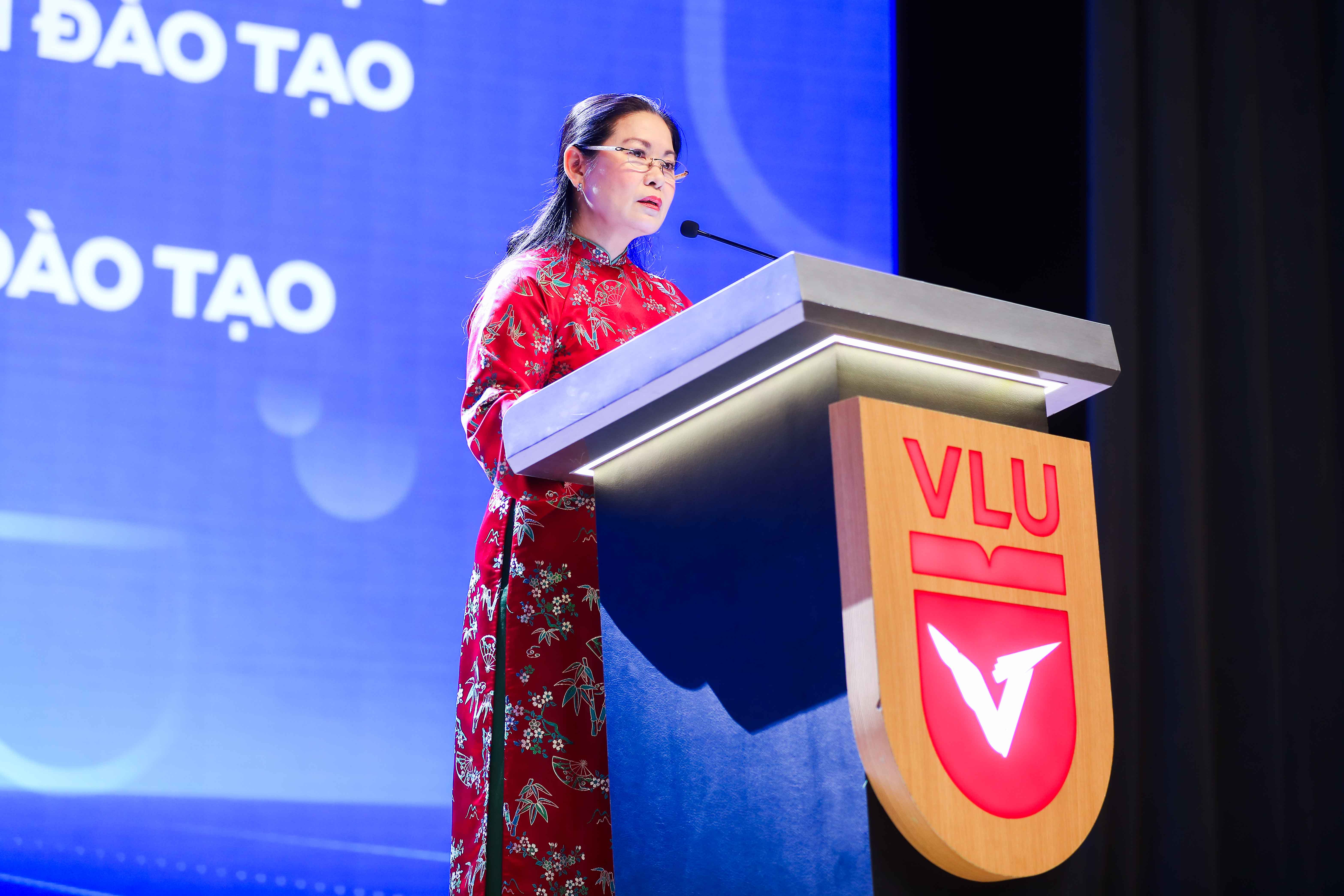 vlu-18-chuong-trinh-dao-tao-cua-truong-dai-hoc-van-lang-dat-chung-nhan-kiem-dinh-chat-luong-theo-tieu-chuan-cua-bo-gd&dt-moet-2.jpg