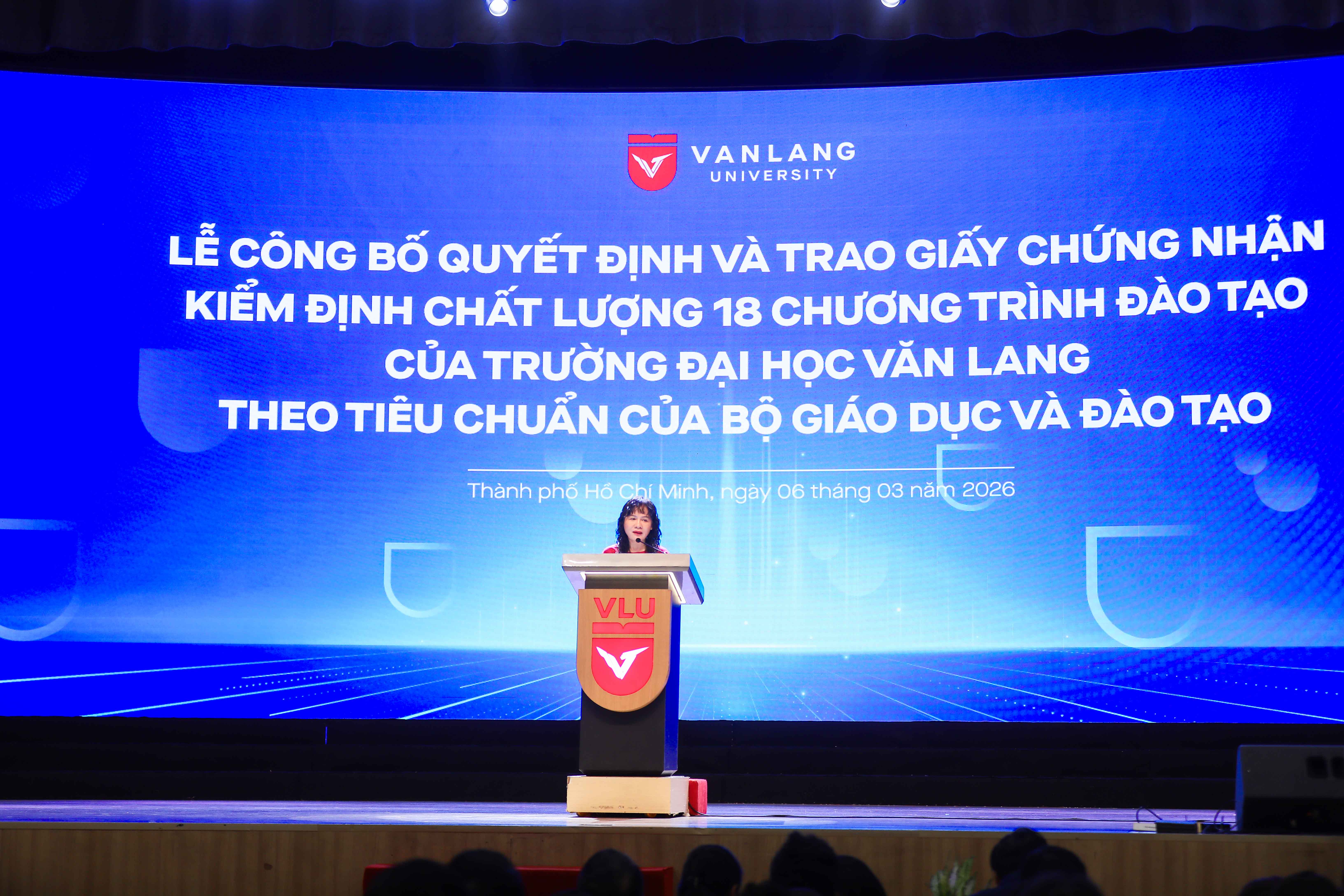 vlu-18-chuong-trinh-dao-tao-cua-truong-dai-hoc-van-lang-dat-chung-nhan-kiem-dinh-chat-luong-theo-tieu-chuan-cua-bo-gd&dt-moet-4.jpg
