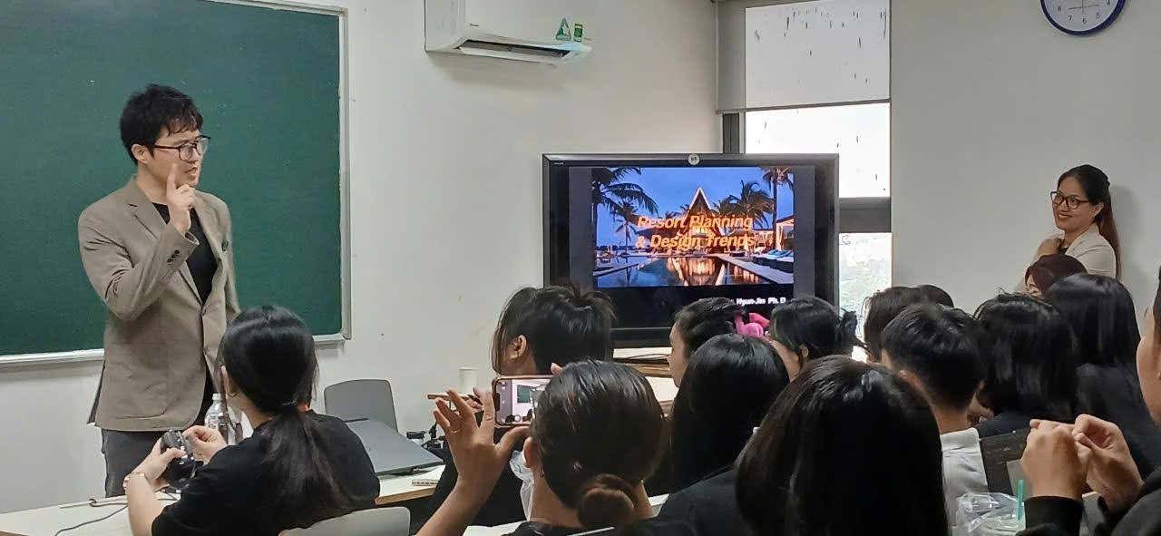vlu-1-chuong-trinh-dao-tao-nganh-thiet-ke-noi-that-tu-chuyen-nghiep-den-thuc-te.jpg