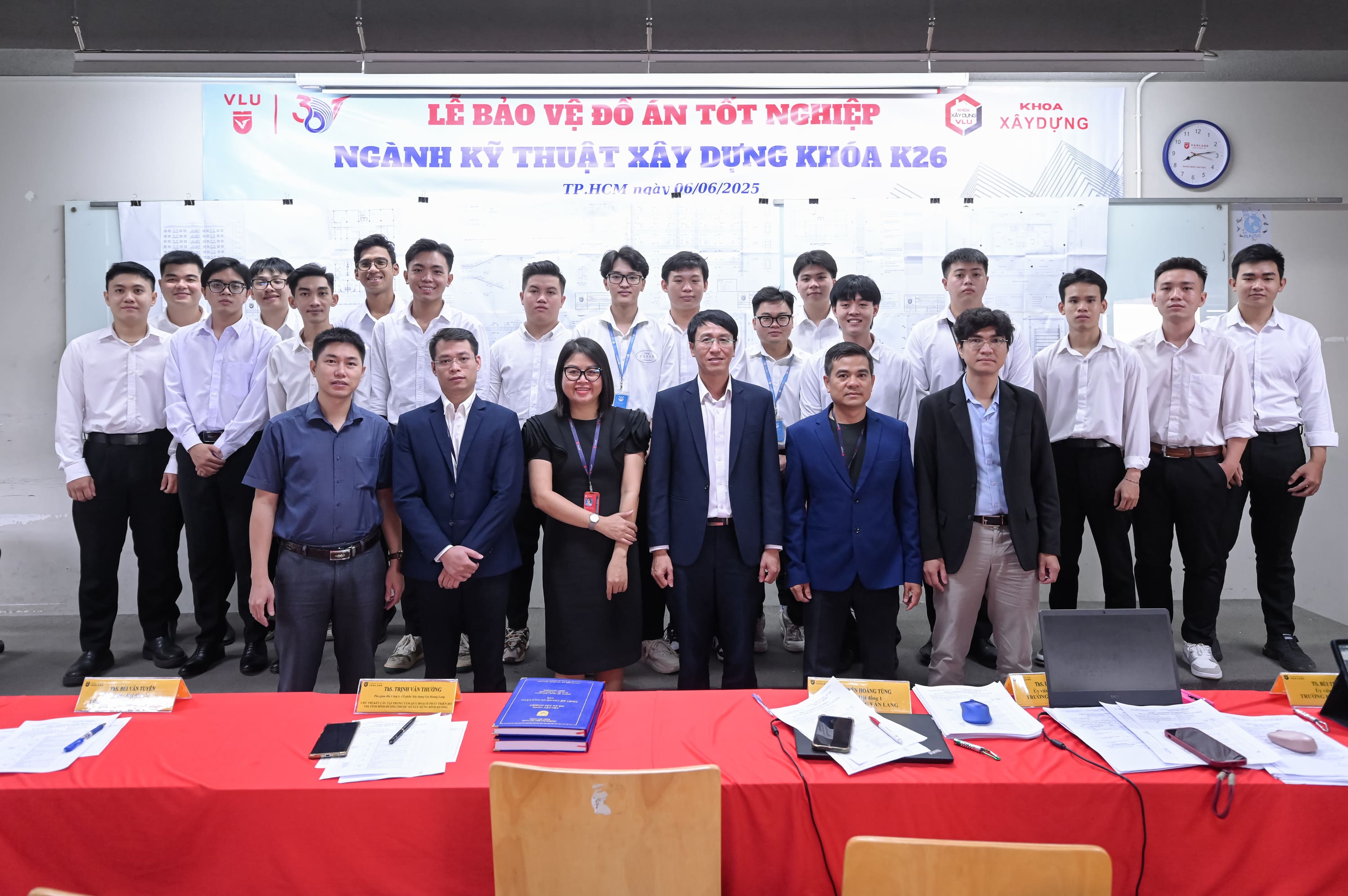 vlu-32-sinh-vien-khoa-26-nganh-ky-thuat-xay-dung-bao-ve-thanh-cong-do-an-tot-nghiep-nam-2025_f.jpg