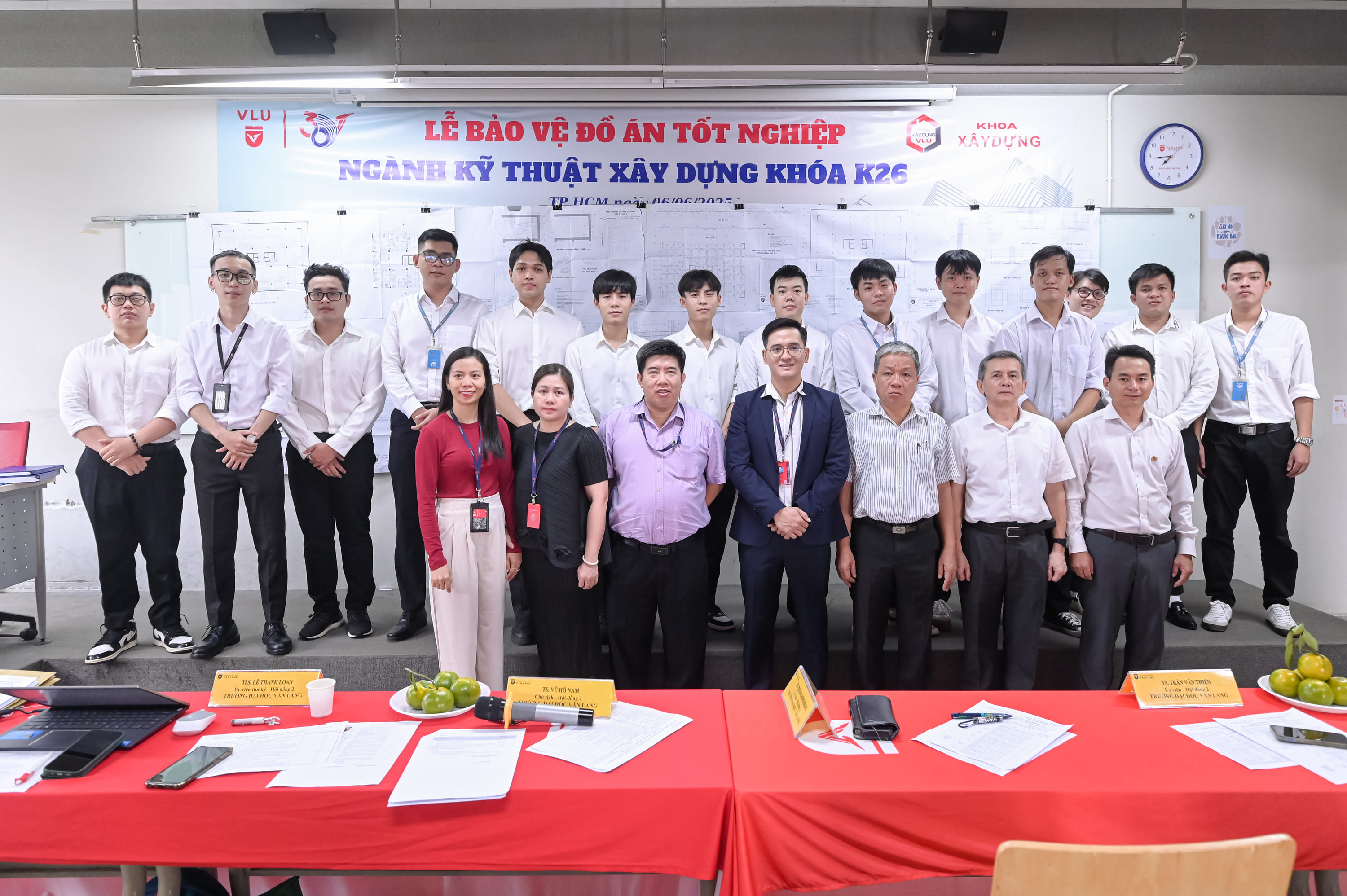 vlu-32-sinh-vien-khoa-26-nganh-ky-thuat-xay-dung-bao-ve-thanh-cong-do-an-tot-nghiep-nam-2025_g.jpg