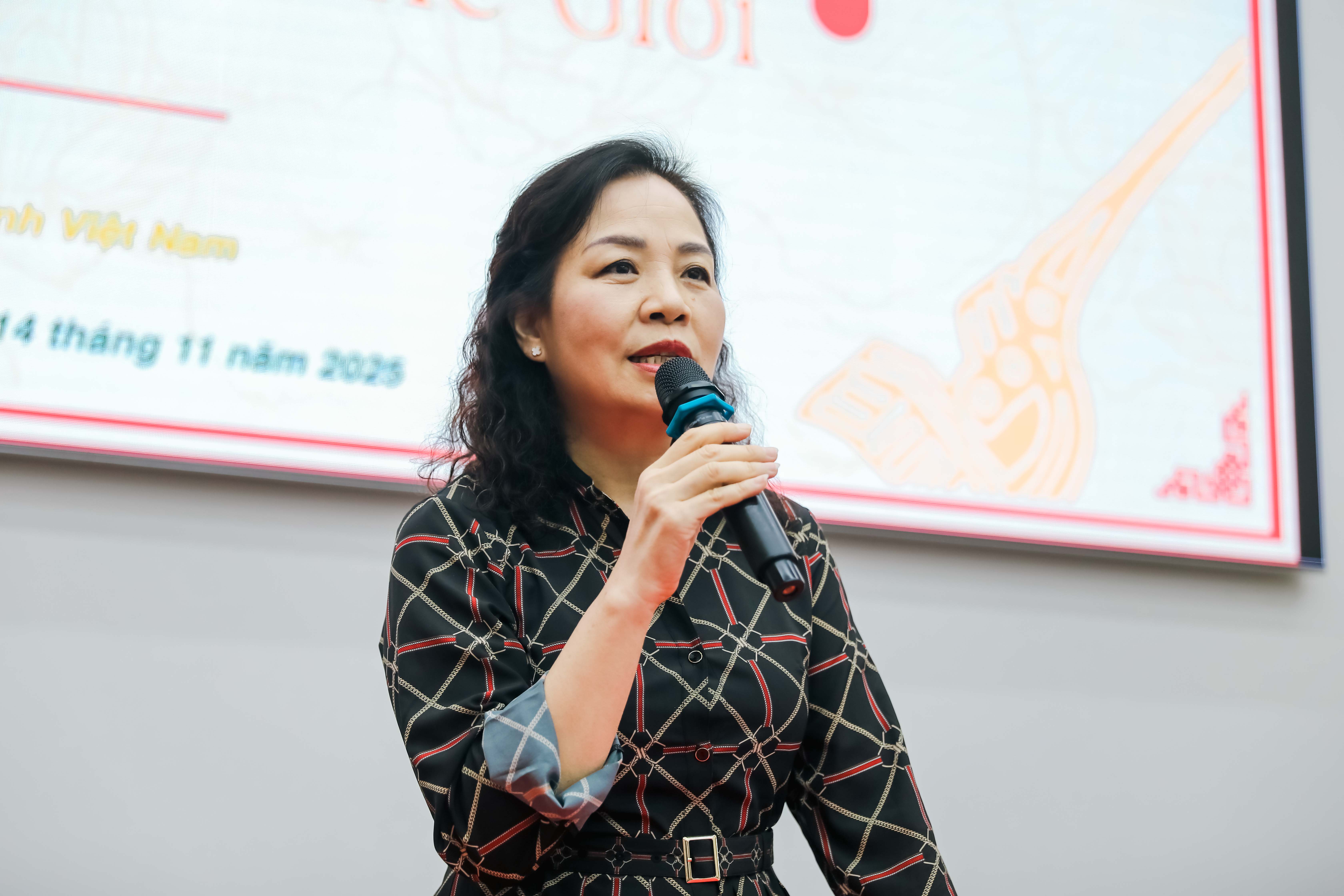 vlu-Chu-tich-Hiep-hoi-Xuc-tien-Phat-trien-Dien-anh-Viet-Nam-truyen-cam-hung-cho-sinh-vien-Van-Lang-ve-hanh-trinh-dua-phim-Viet-ra-the-gioi-a.jpg