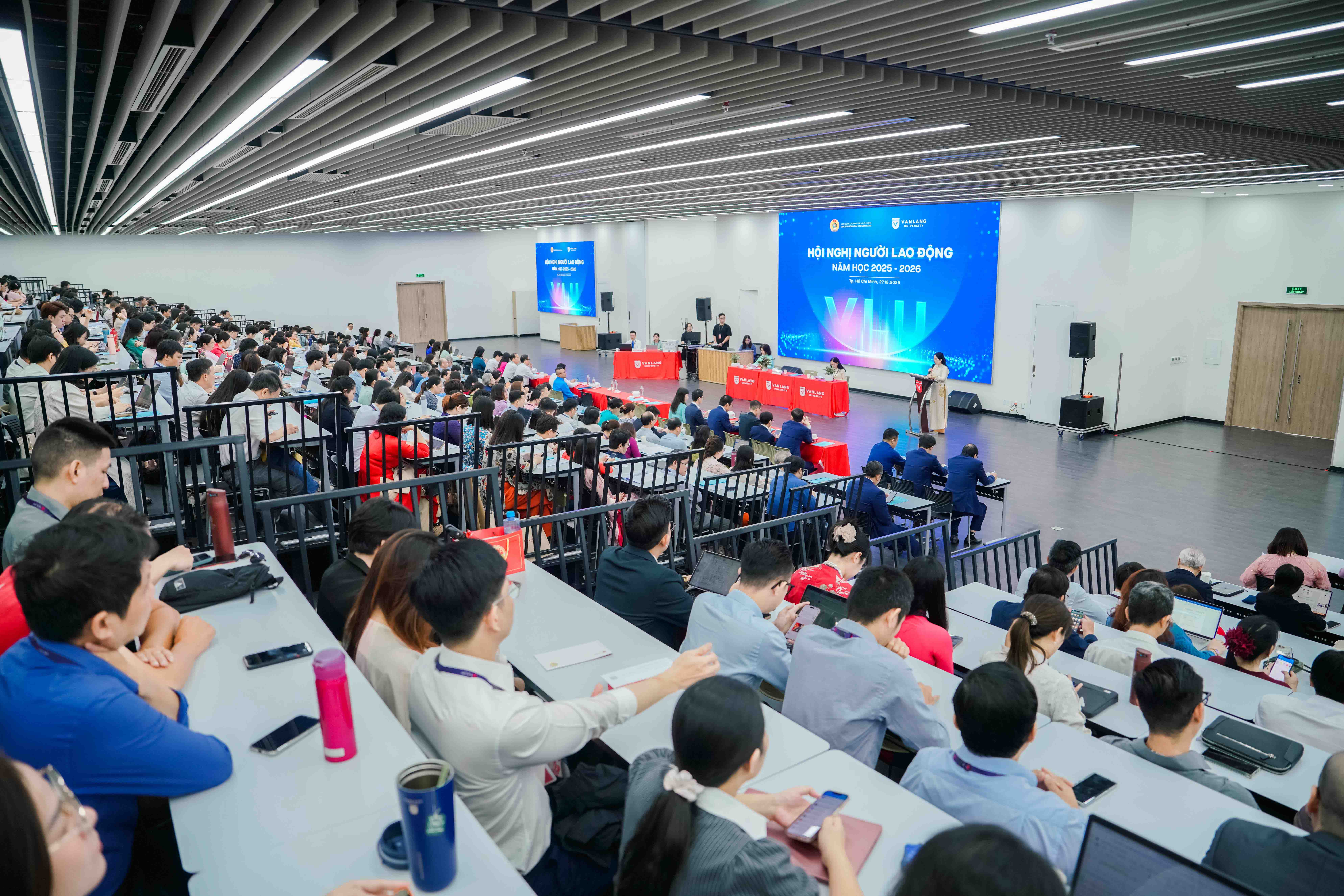 vlu-Hoi-nghi-Nguoi-lao-dong-Truong-Dai-hoc-Van-Lang-nam-hoc-2025-2026-Dong-long-xay-dung-van-hoa-to-chuc-tren-nen-tang-ton-trong-con-nguoi-a.jpg