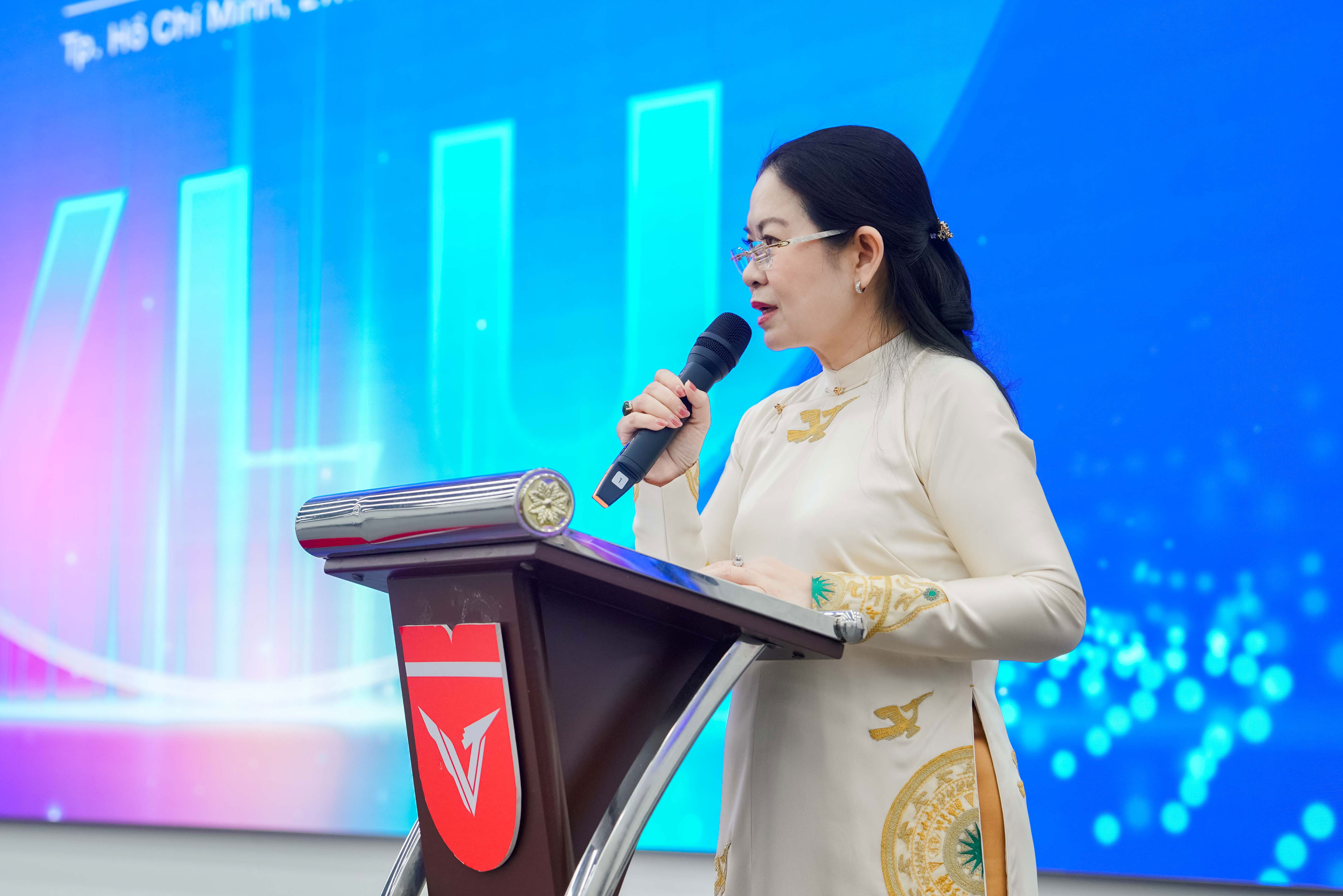 vlu-Hoi-nghi-Nguoi-lao-dong-Truong-Dai-hoc-Van-Lang-nam-hoc-2025-2026-Dong-long-xay-dung-van-hoa-to-chuc-tren-nen-tang-ton-trong-con-nguoi-b.jpg