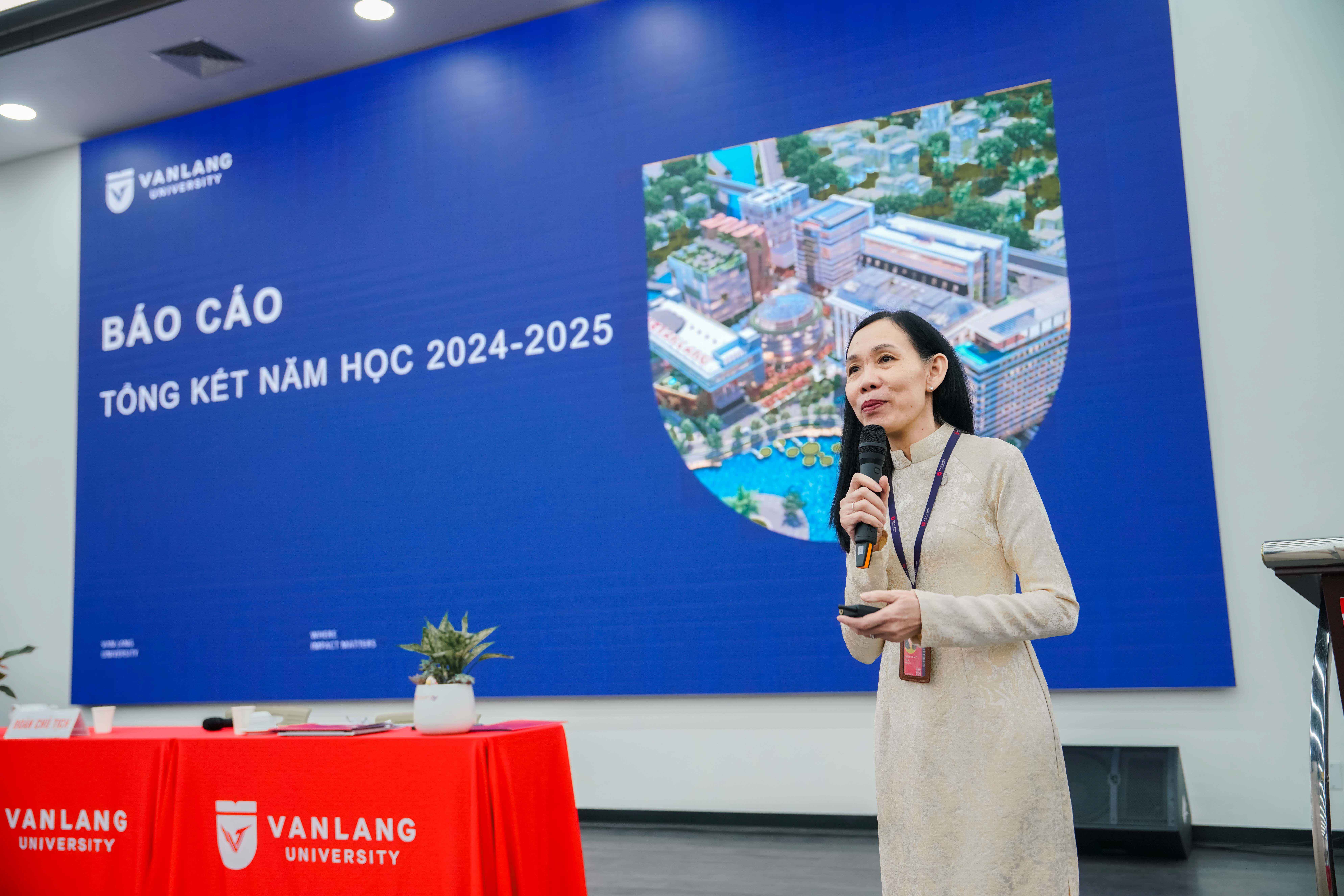 vlu-Hoi-nghi-Nguoi-lao-dong-Truong-Dai-hoc-Van-Lang-nam-hoc-2025-2026-Dong-long-xay-dung-van-hoa-to-chuc-tren-nen-tang-ton-trong-con-nguoi-c.jpg