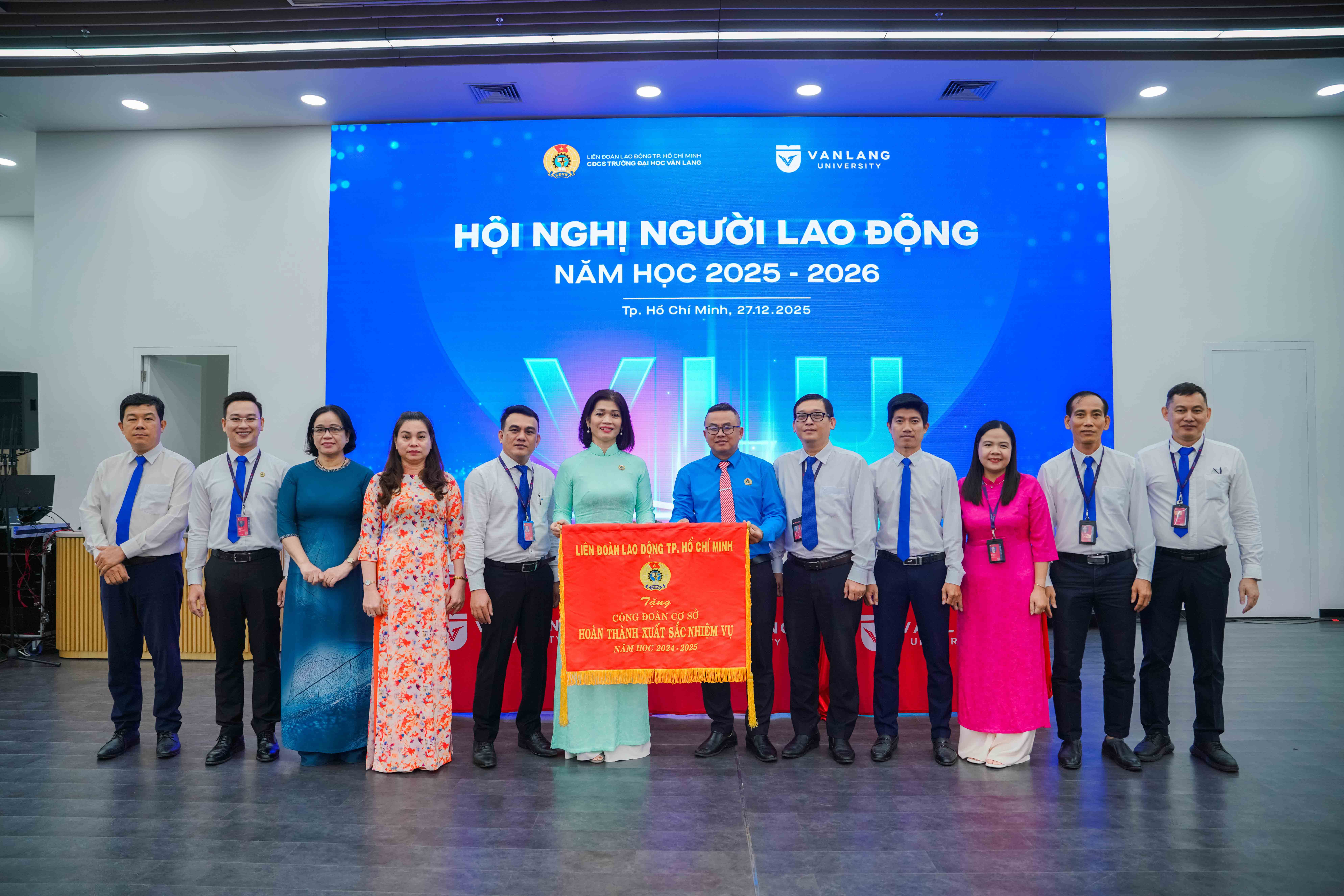 vlu-Hoi-nghi-Nguoi-lao-dong-Truong-Dai-hoc-Van-Lang-nam-hoc-2025-2026-Dong-long-xay-dung-van-hoa-to-chuc-tren-nen-tang-ton-trong-con-nguoi-e.jpg